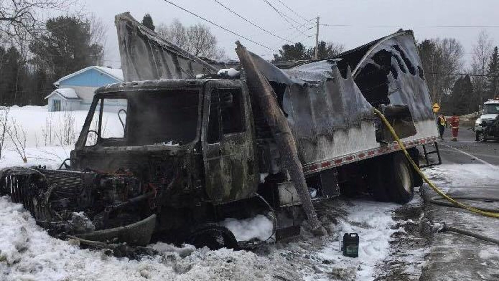 Un camion complètement incendié après une collision.