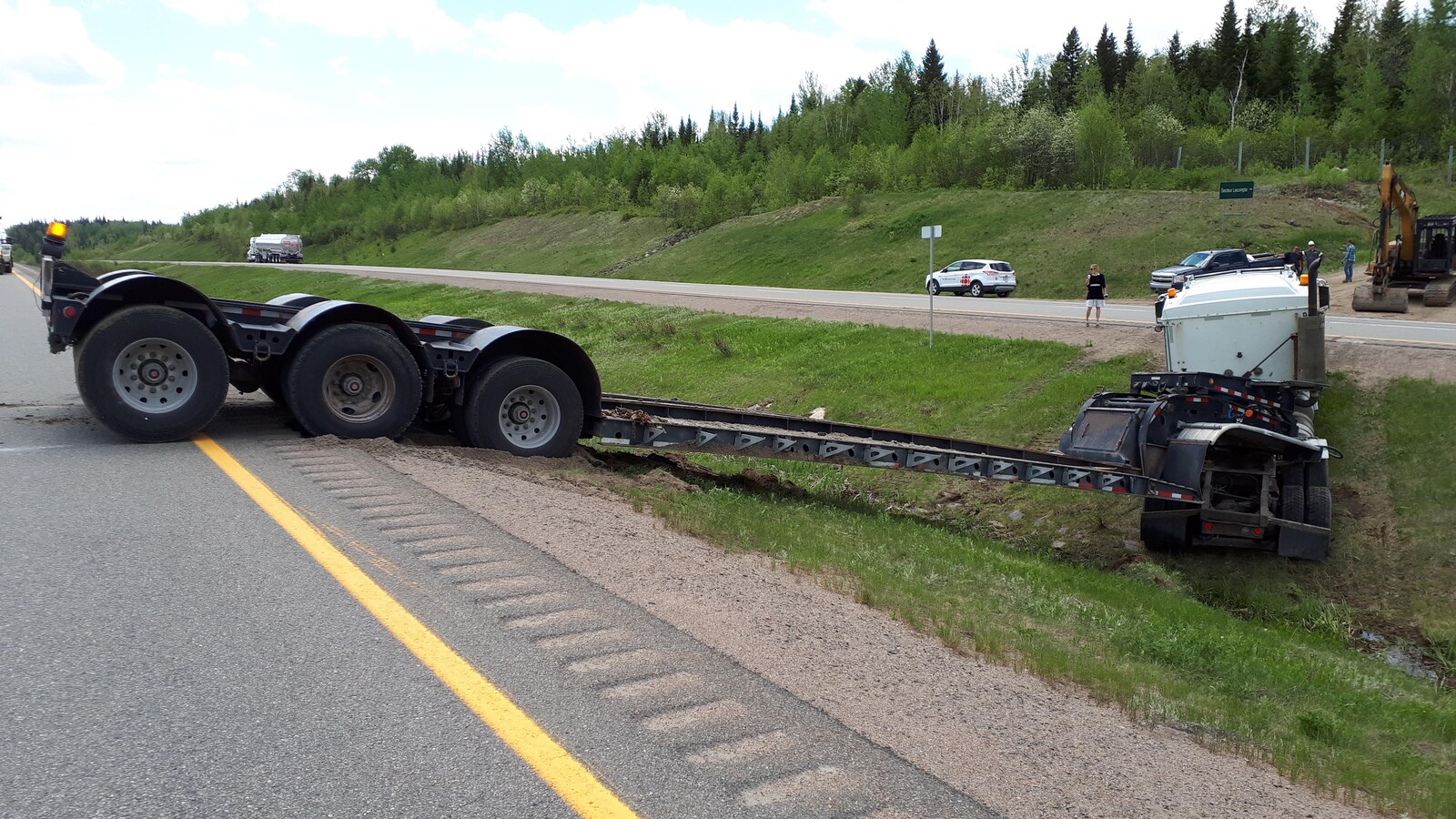 Un camion lourd dans un fossé central sur la route 175