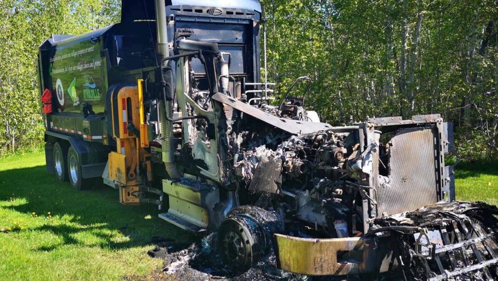 Un camion à ordures vandalisé.