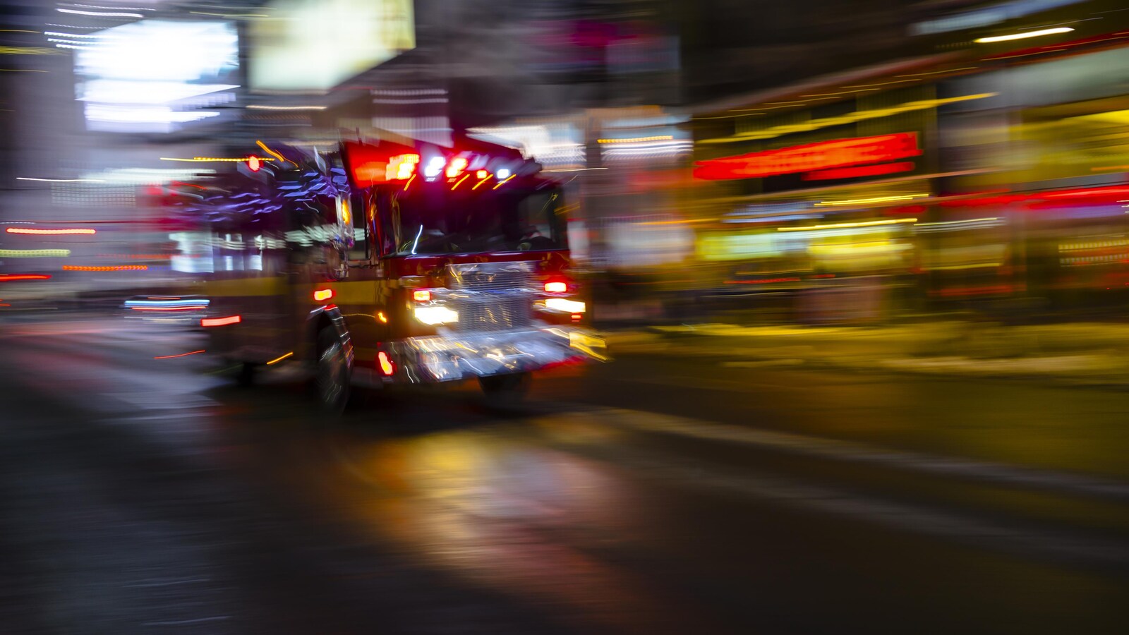 Camion d'incendie circulant à toute vitesse.