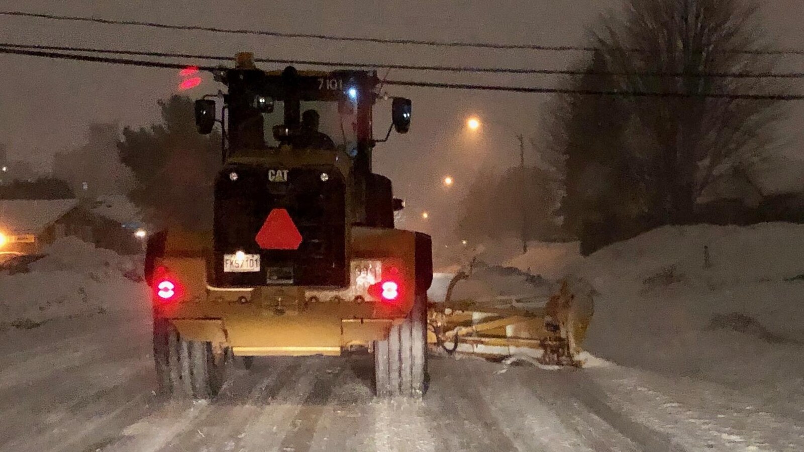Un camion qui déblaie une rue à Gatineau.