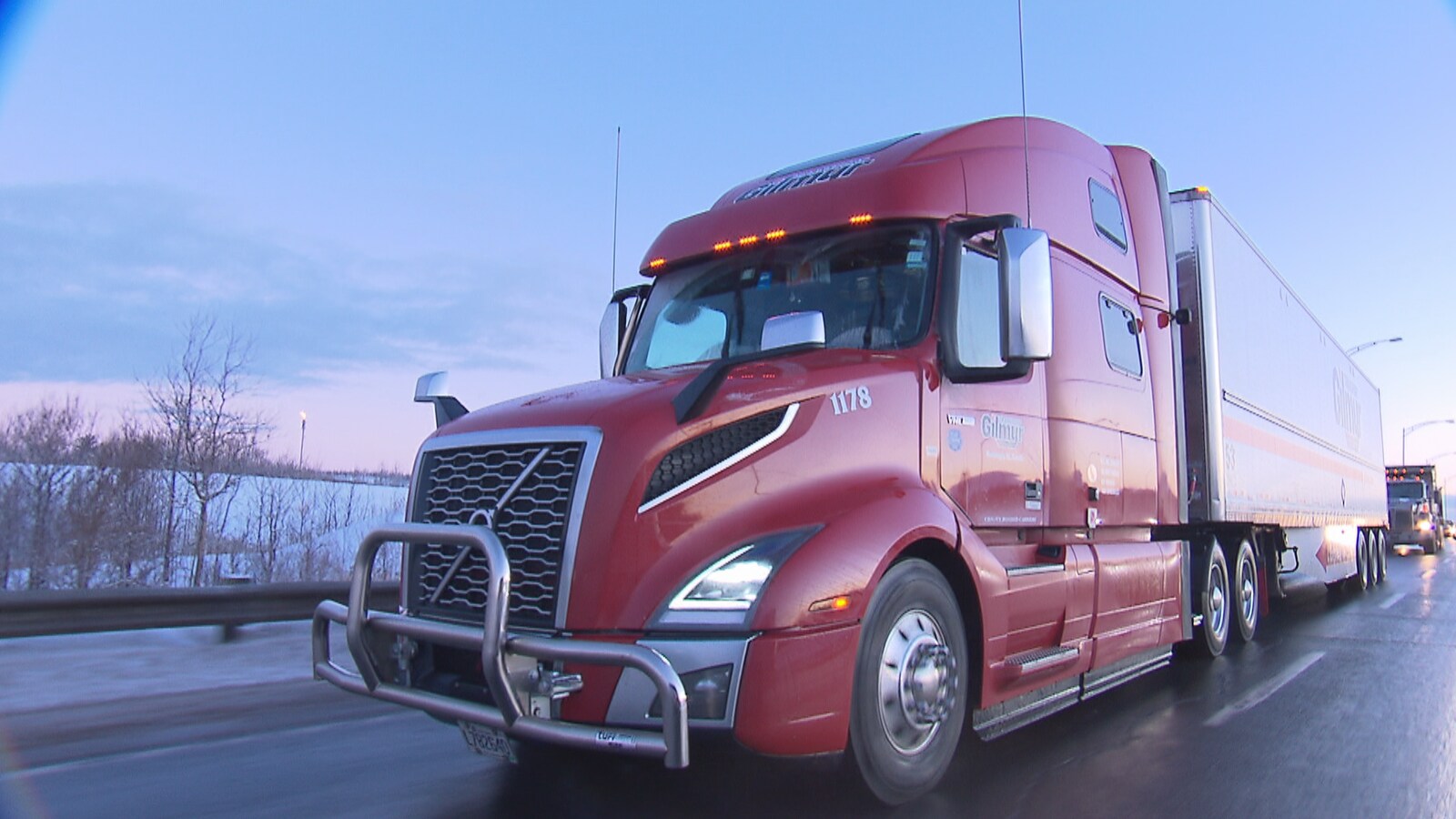 Un poids lourd circule sur l'autoroute 20, à Lévis.