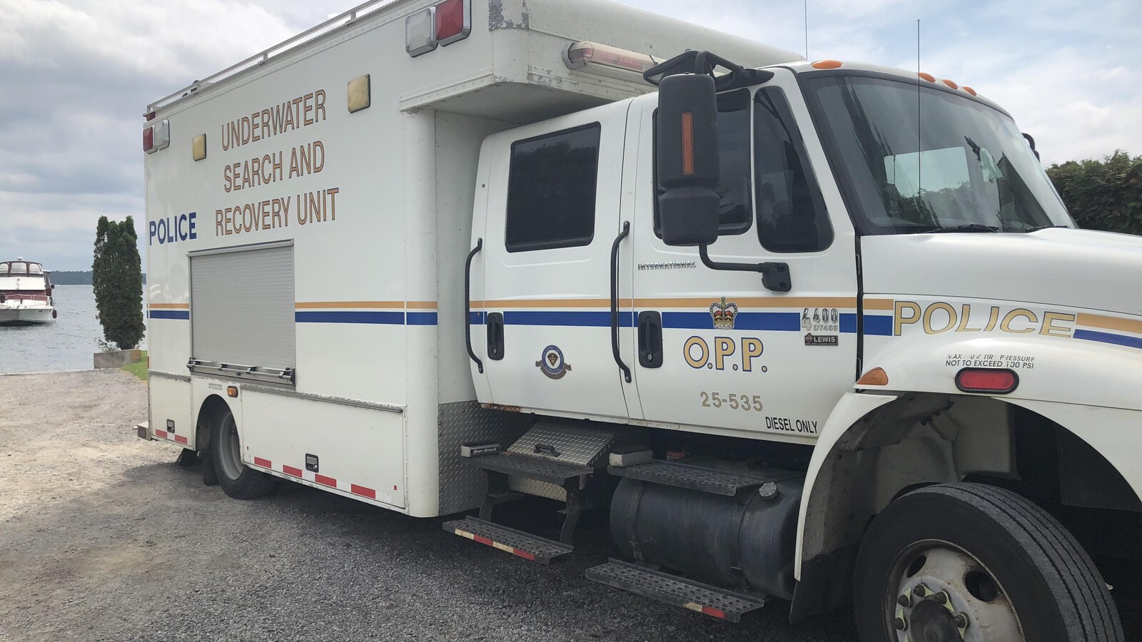 Un camion de l'équipe de recherche sous-marine la Police provinciale de l'Ontario en bordure d'un lac.