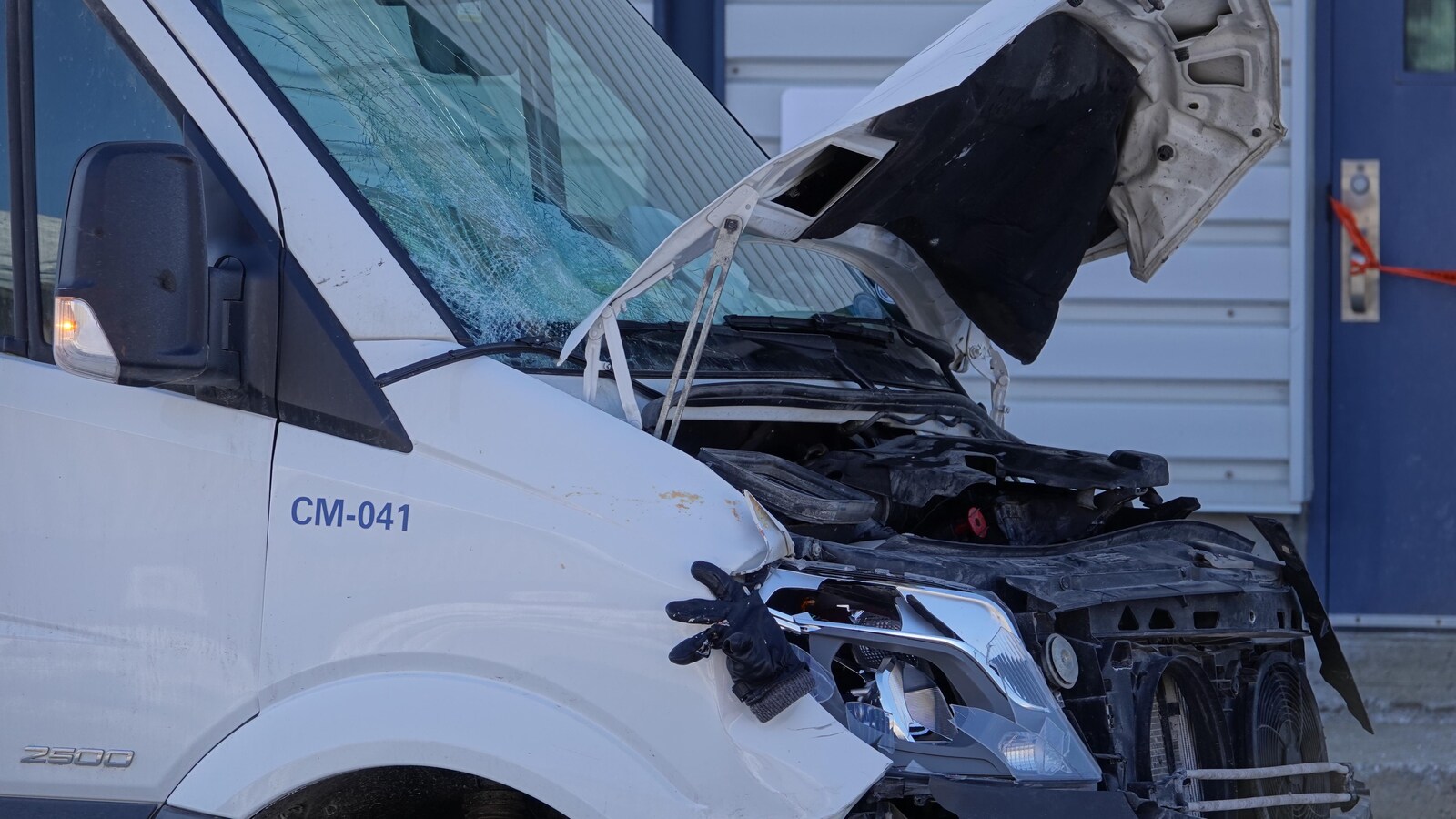 Un gant accroché sur la carrosserie de la camionnette