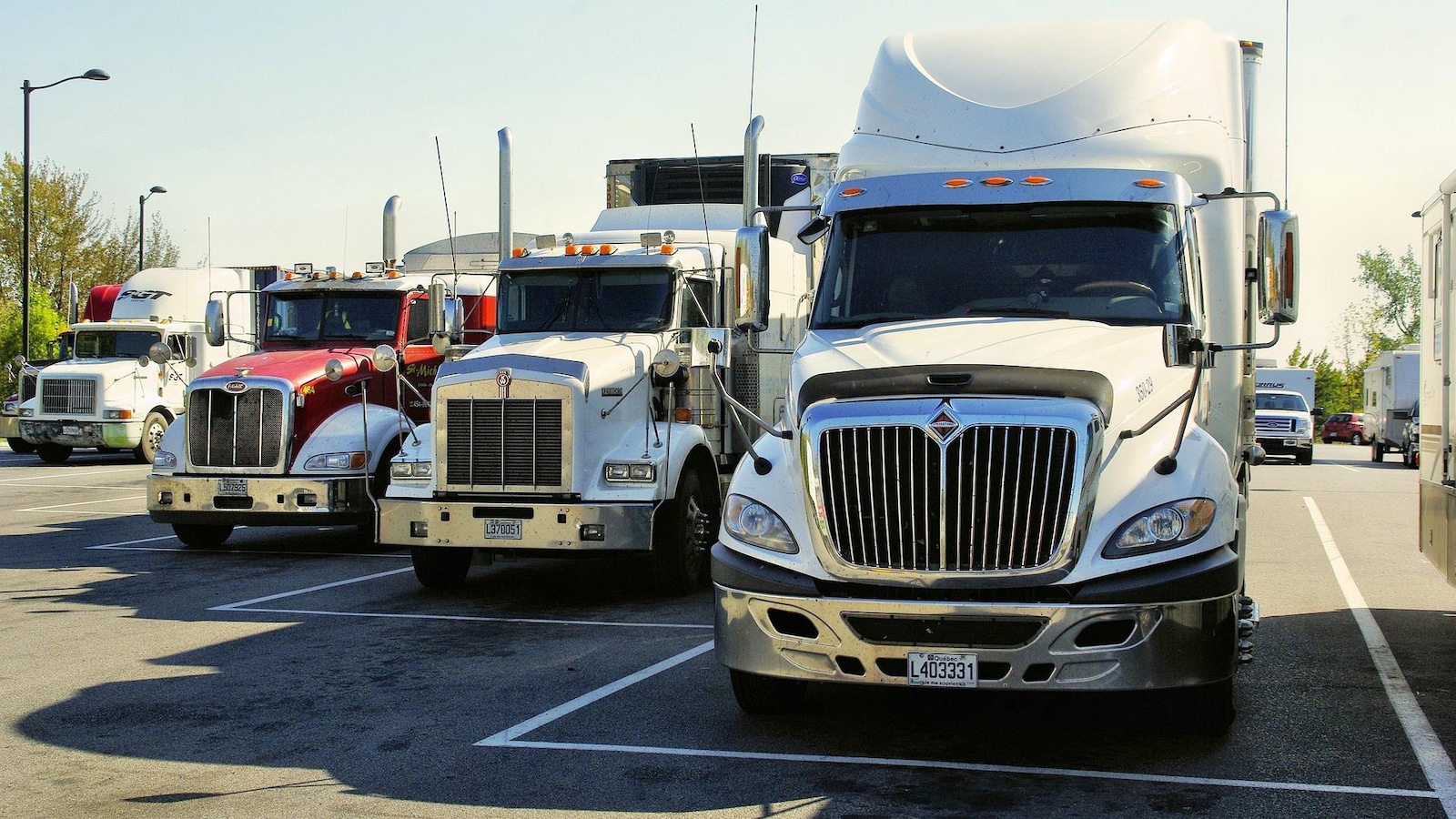 3 camions stationnés en parallèle