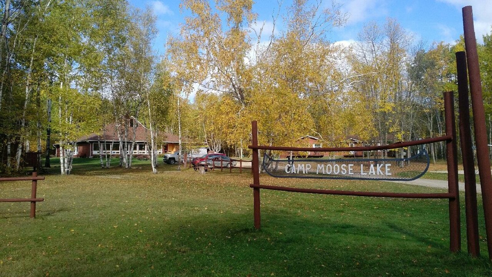 Les batiments d'un camp de vacance au milieu des bois.