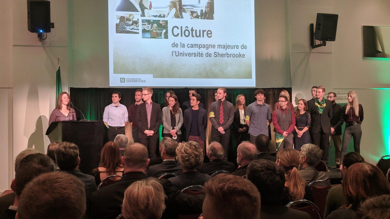 Des gens assistent au dévoilement du montant amassé lors de la campagne de financement de l'Université de Sherbrooke.