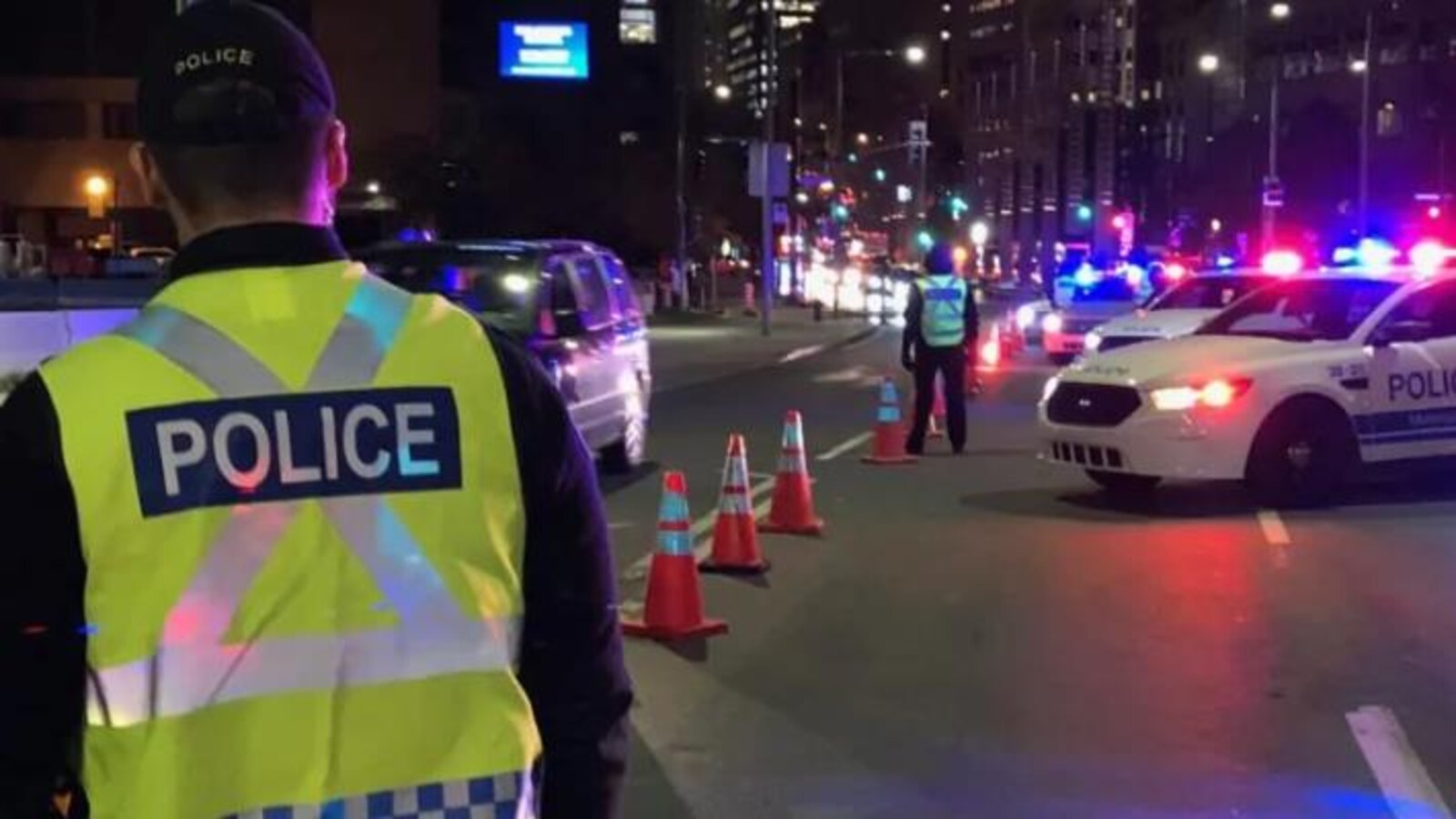 Des policiers agents de circulation sont sur la route au petit matin.