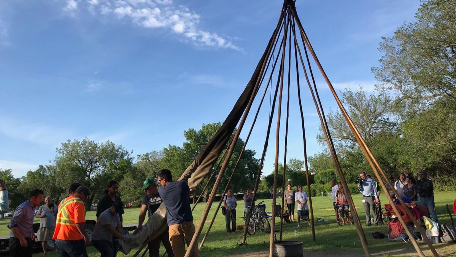 Les employés du parc Wascana enlèvent la toile du tipi alors que le feu sacré est éteint à l'intérieur