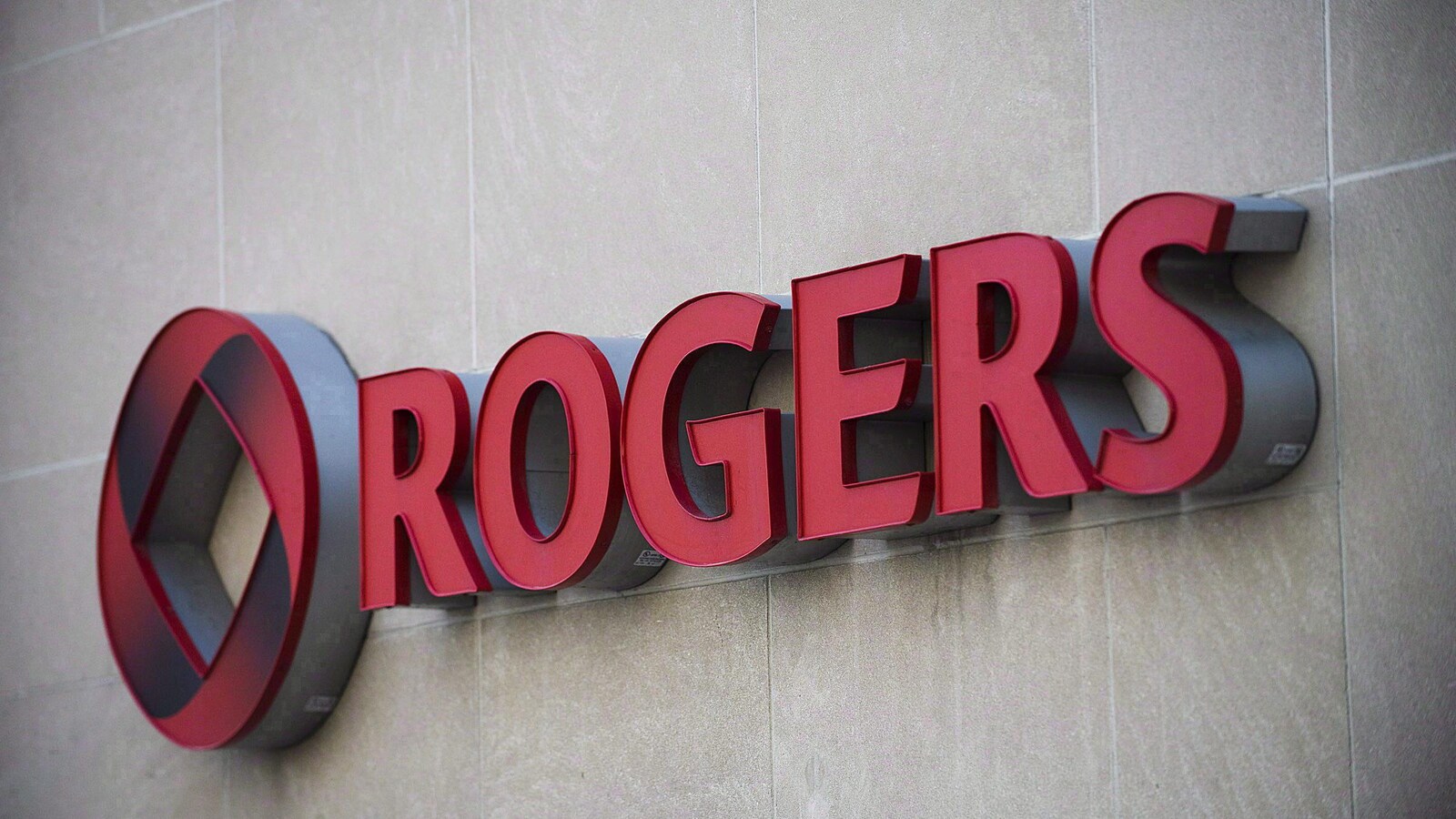 Logo de la compagnie Rogers sur un mur en rouge