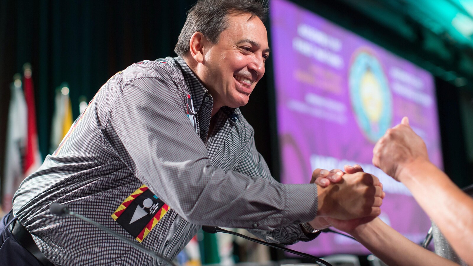 Le chef de l'APN Perry Bellegarde reçoit des félicitations après sa réélection à Vancouver, le 25 juillet 2018.