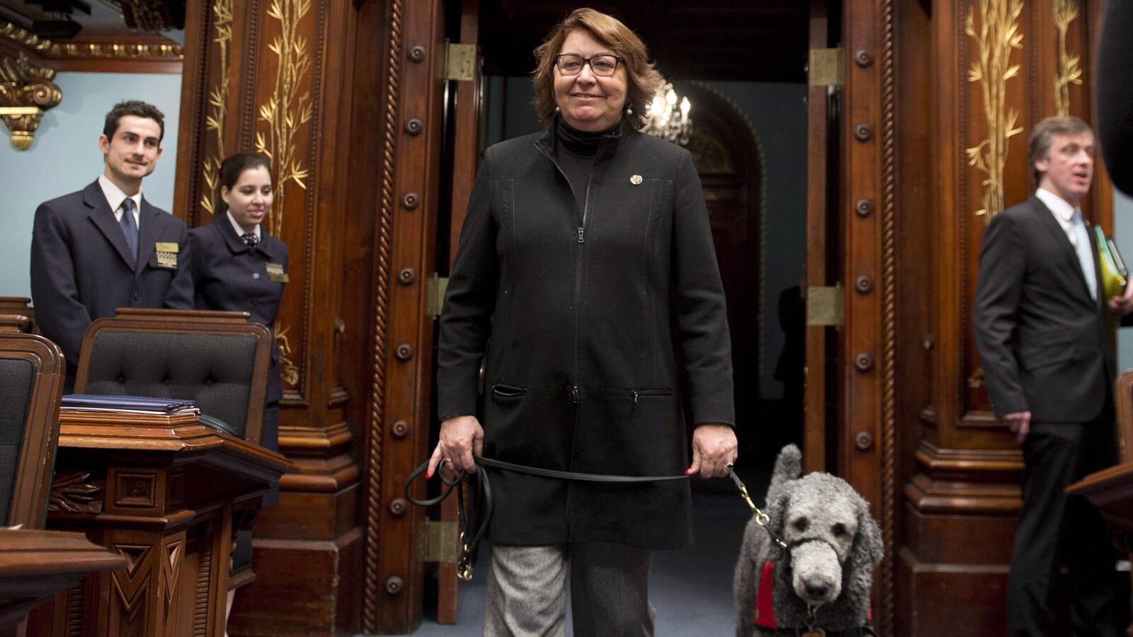 La députée Claire Samson dans le Salon bleu avec son chien guide.