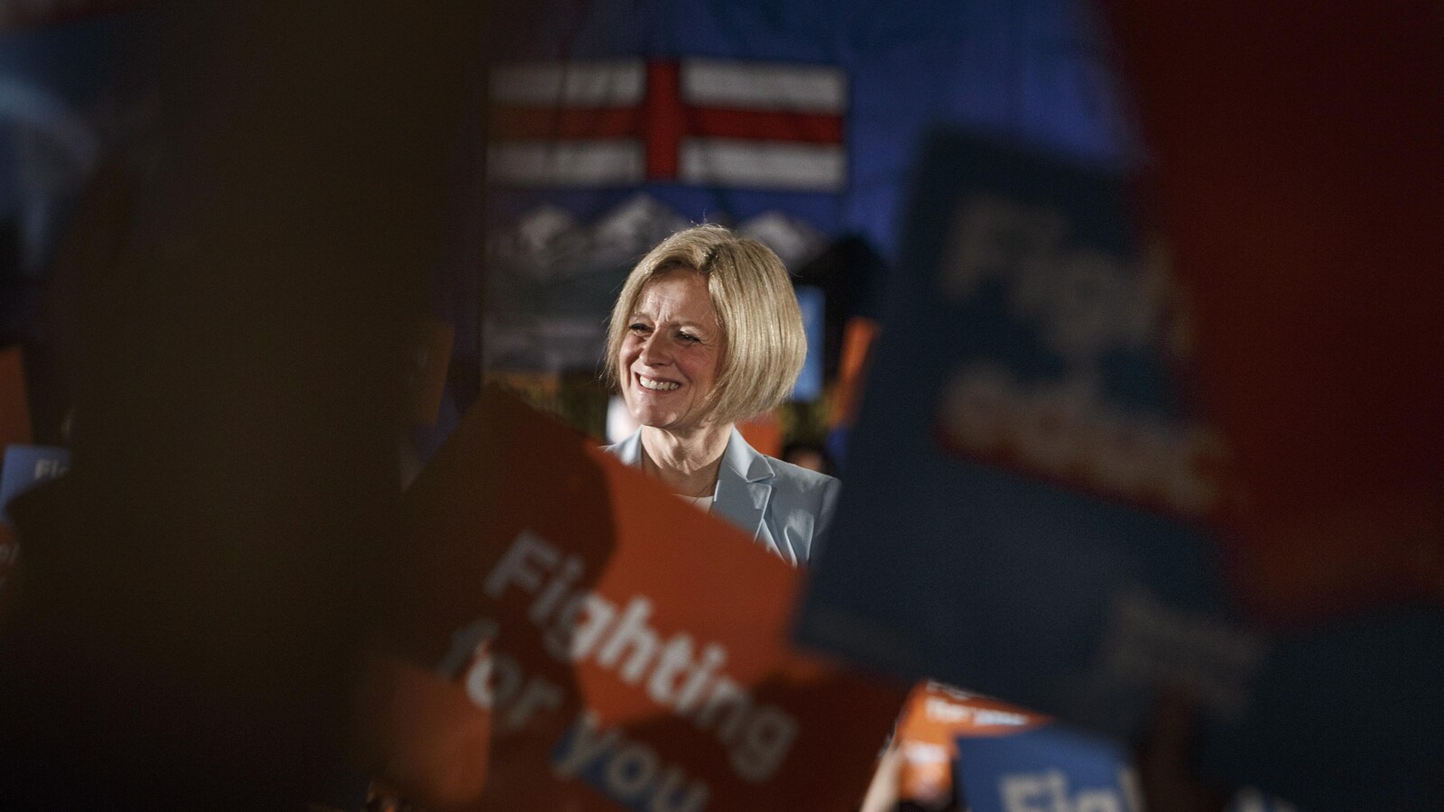 Rachel Notleydevant une foule à Edmonton.