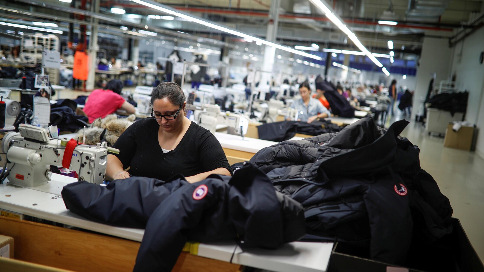 Des dizaines de couturières sont au travail.