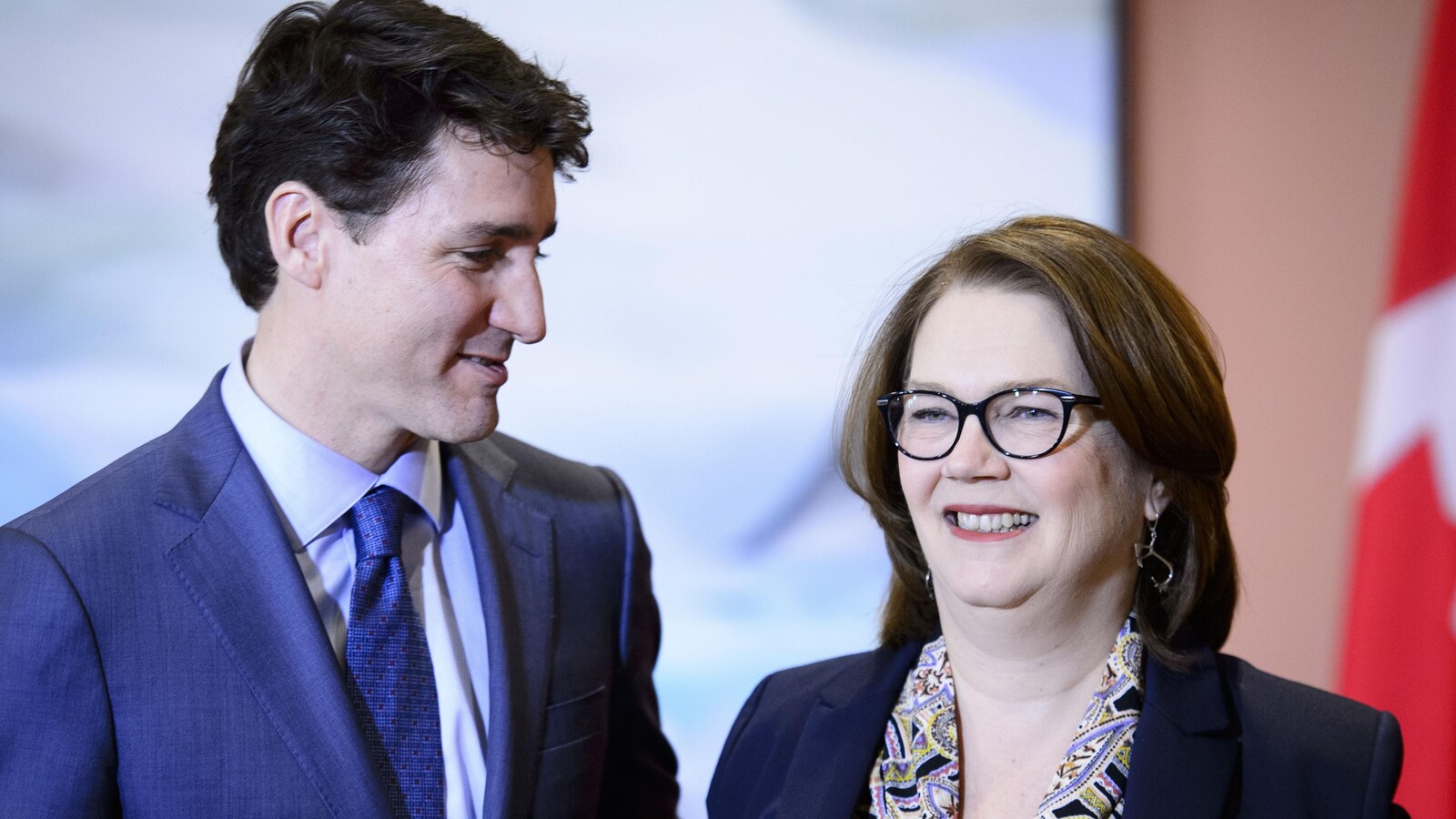 Justin Trudeau regarde Jane Philpott qui sourit.