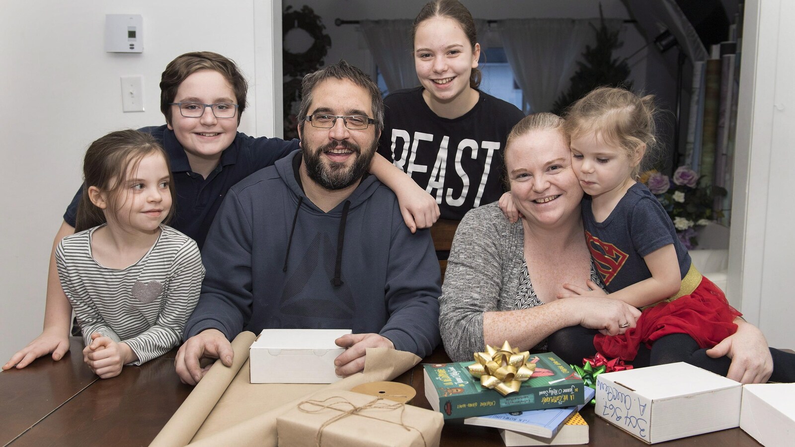 Gabriel Delisle et sa partenaire Amélie Auclair emballent des cadeaux de Noël avec leurs enfants Lea (3 ans), Rosalie (6 ans), Samuel (12 ans) et Lauriane (13 ans) à leur domicile à Repentigny.