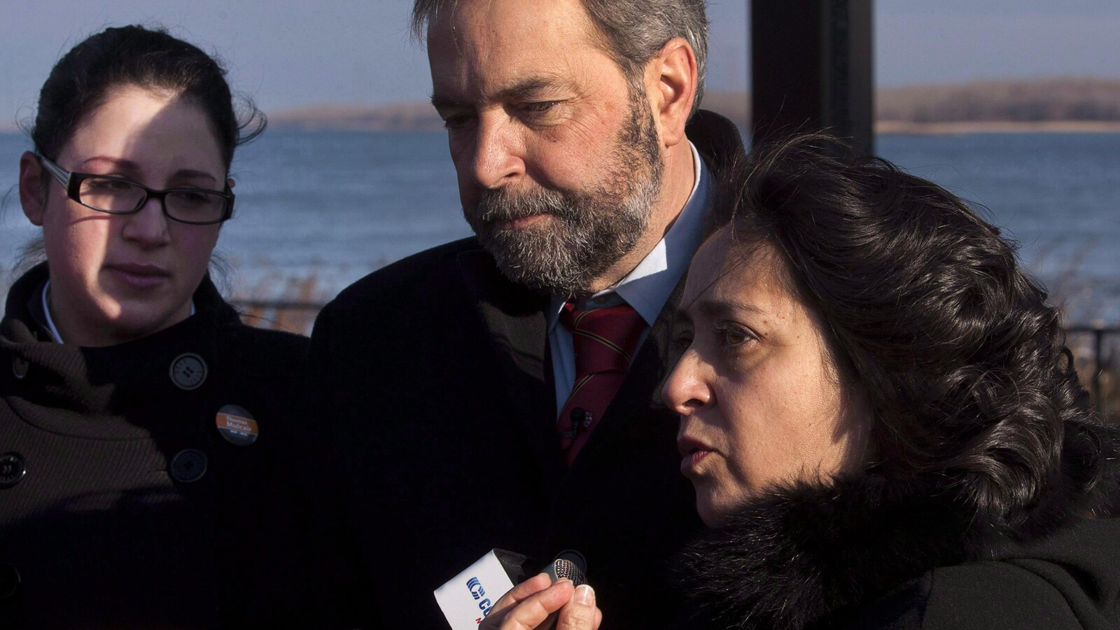 Paulina Ayala (à droite) à Montréal, le 22 décembre 2011, avec Thomas Mulcair (au centre) et Ève Péclet (à gauche).
