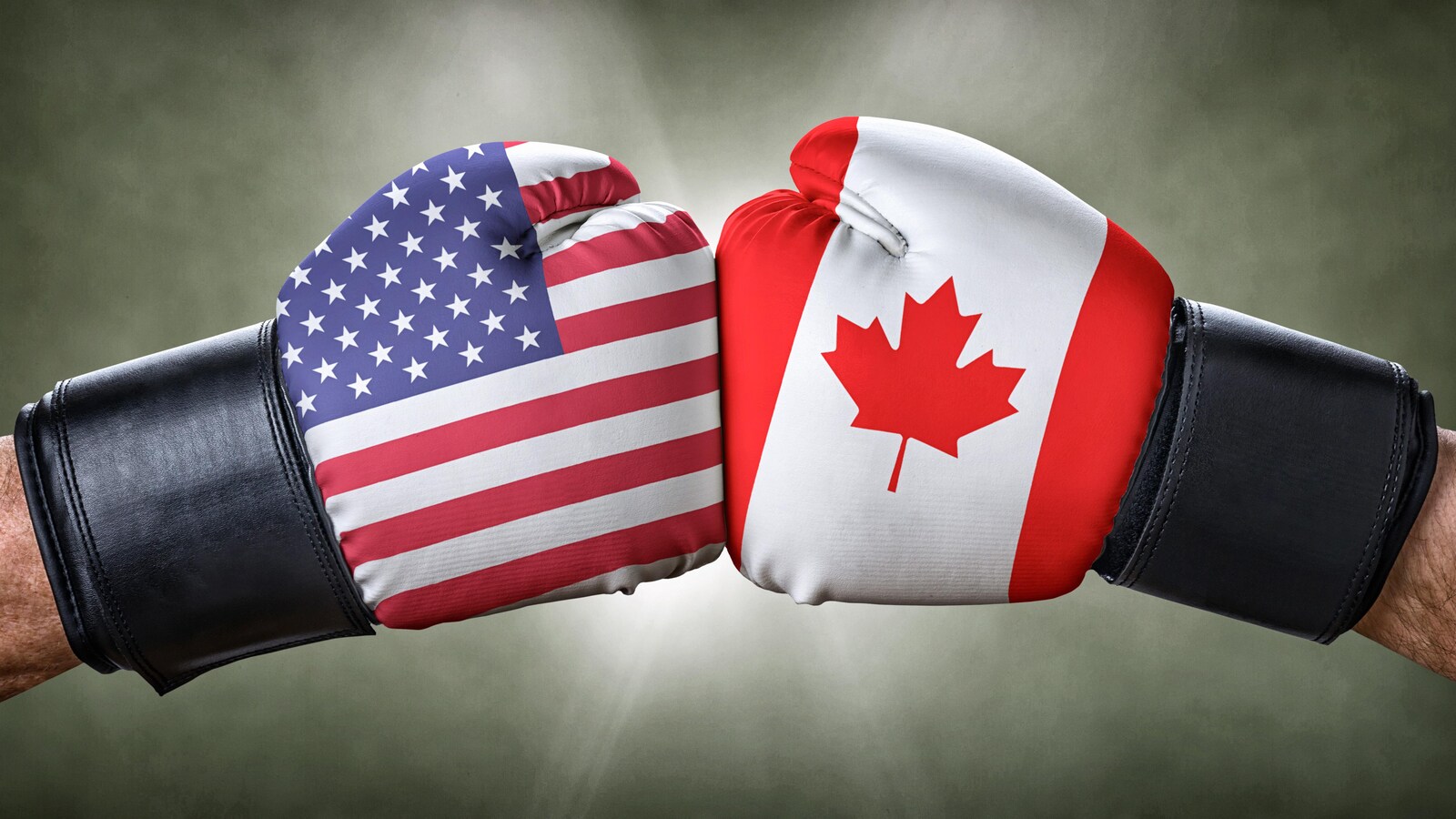 Un gant de boxe aux couleurs du drapeau américain et un gant de boxe aux couleurs du drapeau canadien se cognent.