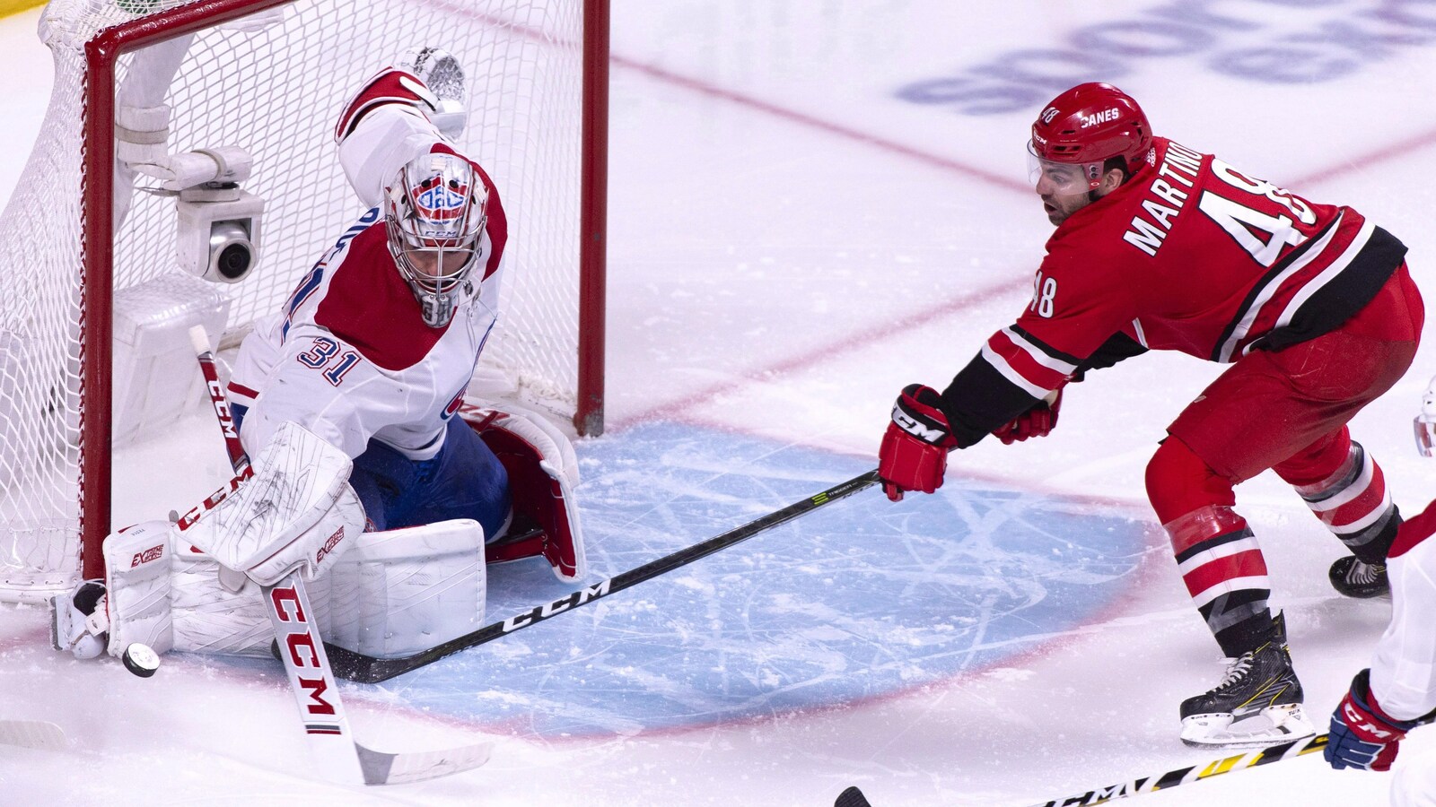 Le gardien de but Carey Price effectue un arrêt avec sa jambière face à un attaquant des Hurricanes.