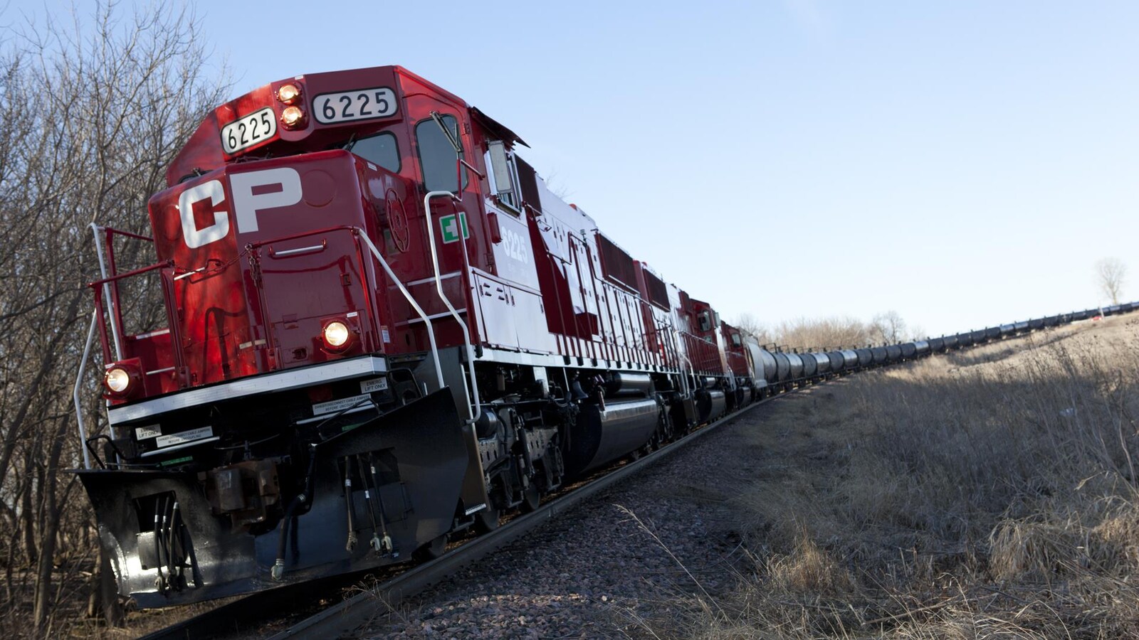 Une locomotive du CP roule sur un chemin de fer.