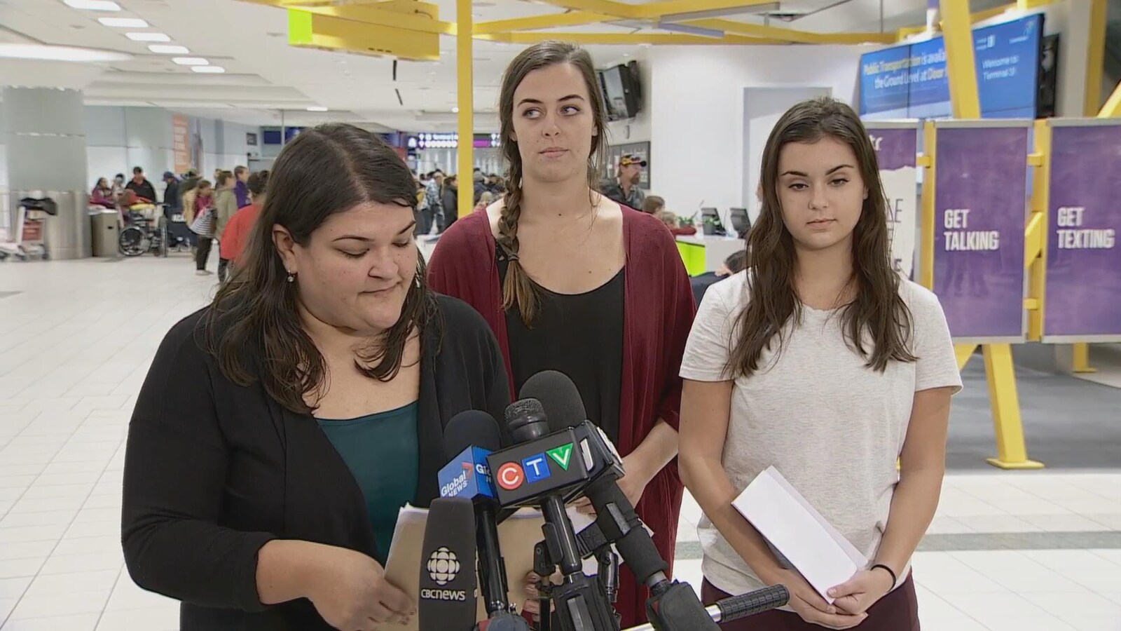 L'avocate Frances Tibollo (à gauche), Jessica Drolet (au centre), et d'Eden Kazoleas (à droite) lors d'un point de presse à l'aéroport Pearson de Toronto.