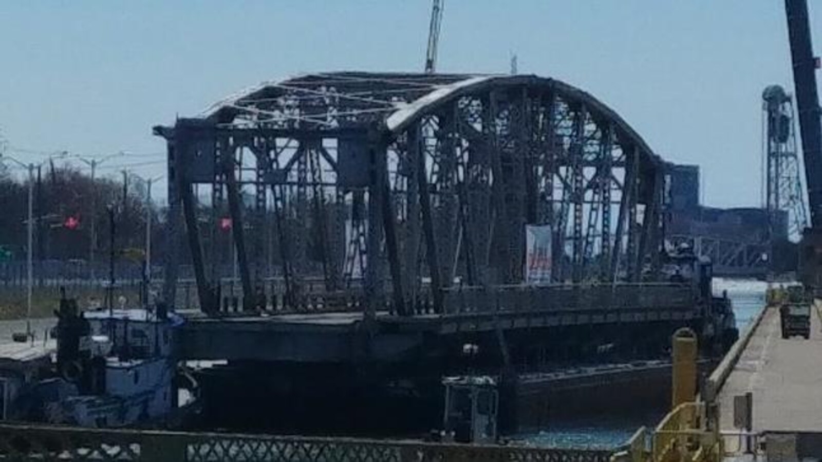 Le pont Forks Road est déposé sur une structure flottante pour être remorqué sur les eaux.