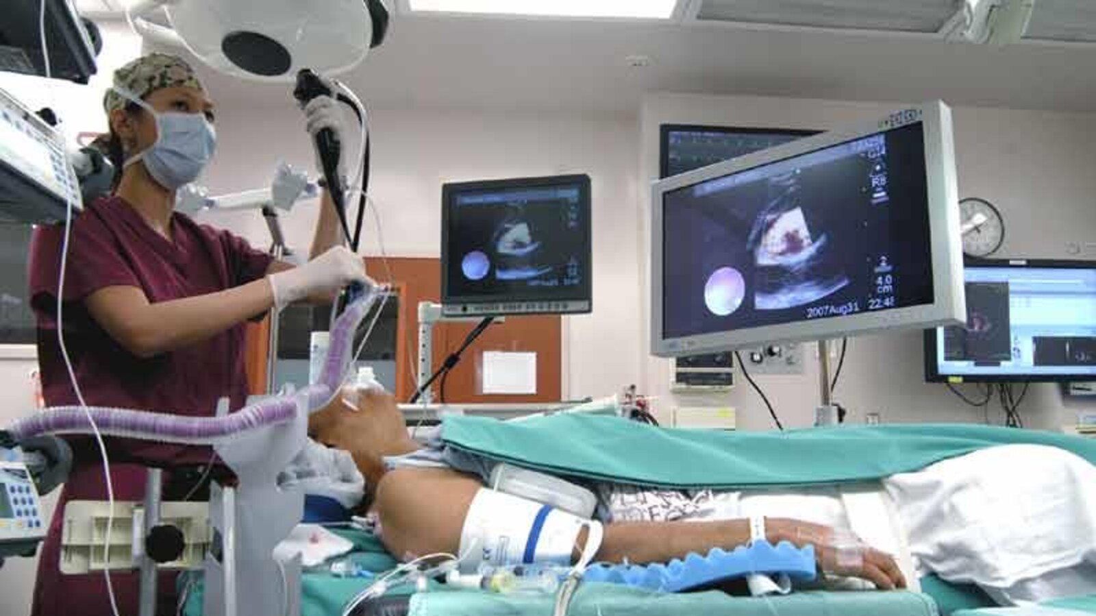 Une pneumologue pratique une bronchoscopie.