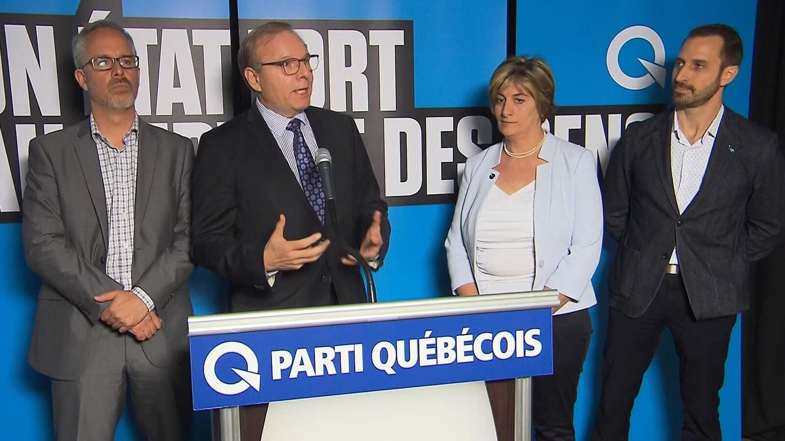 Les candidats écoutent le discours de Jean-François Lisée.
