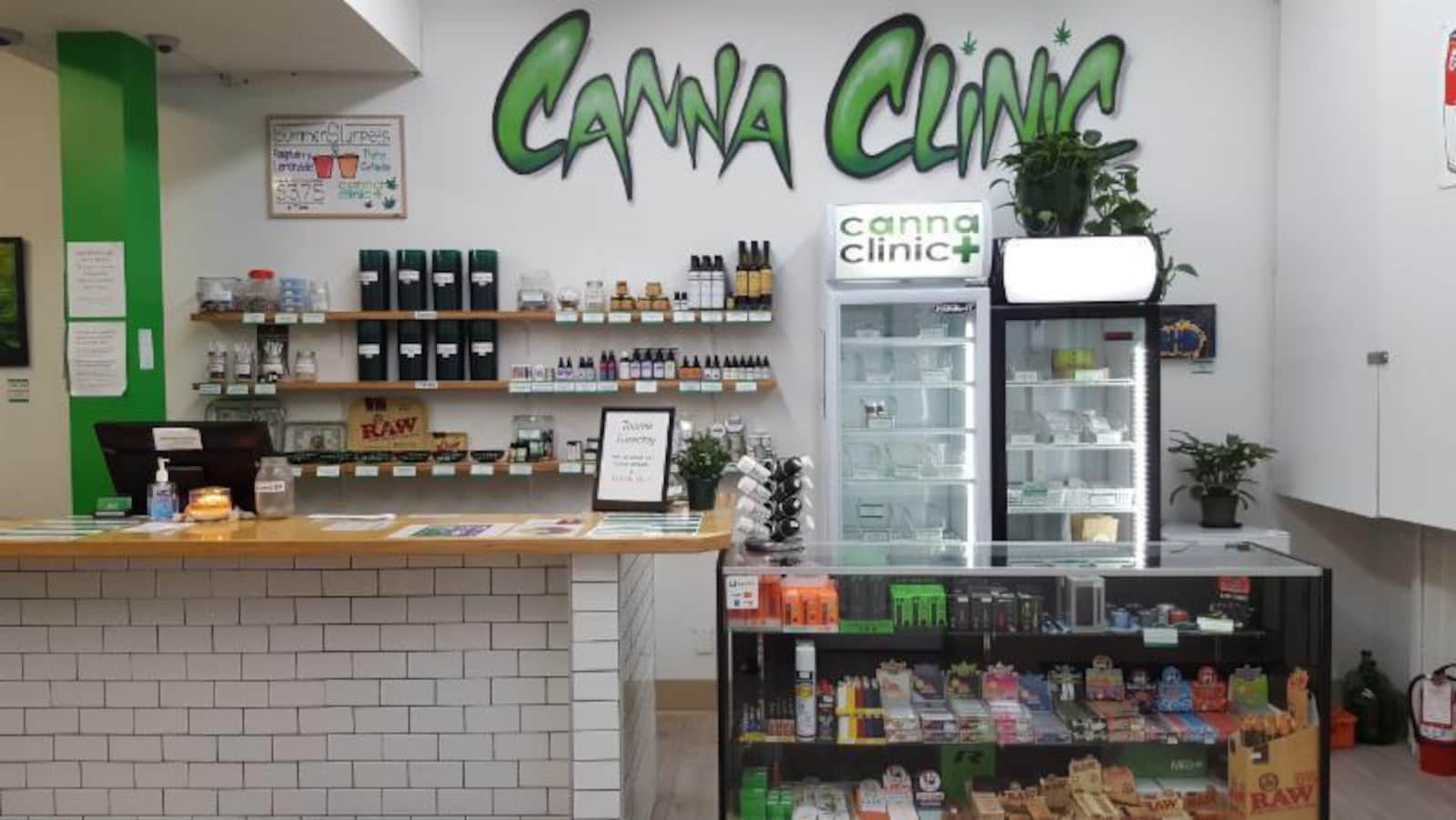 L'intérieur du magasin Canna Clinic de Banff