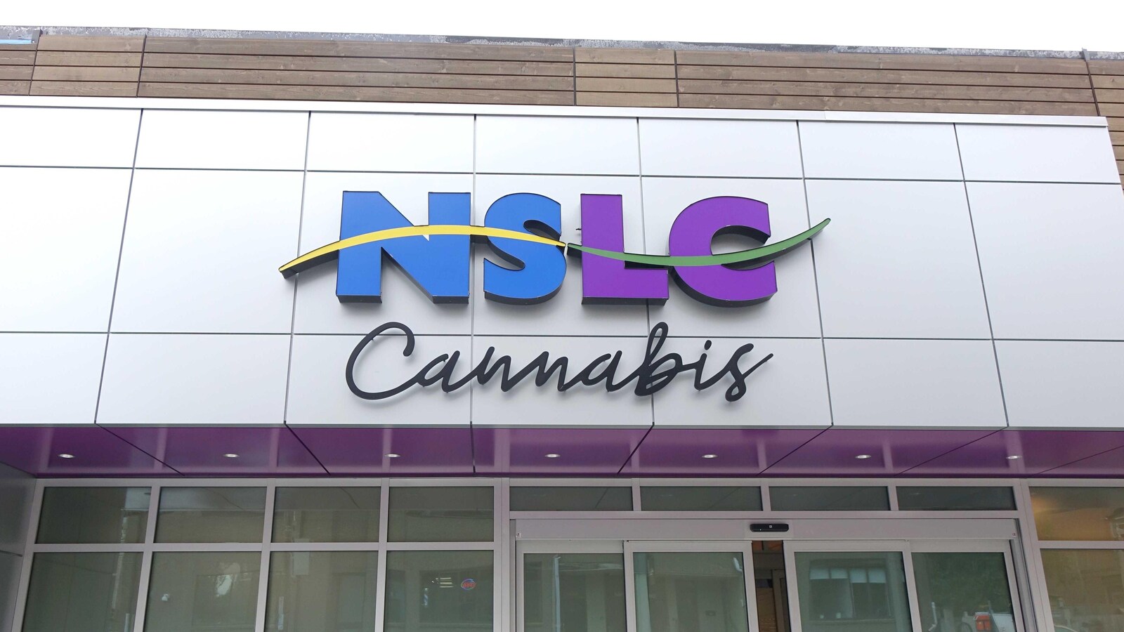 L'enseigne NSLC Cannabis à la succursale de la rue Clyde, à Halifax, en octobre 2018.