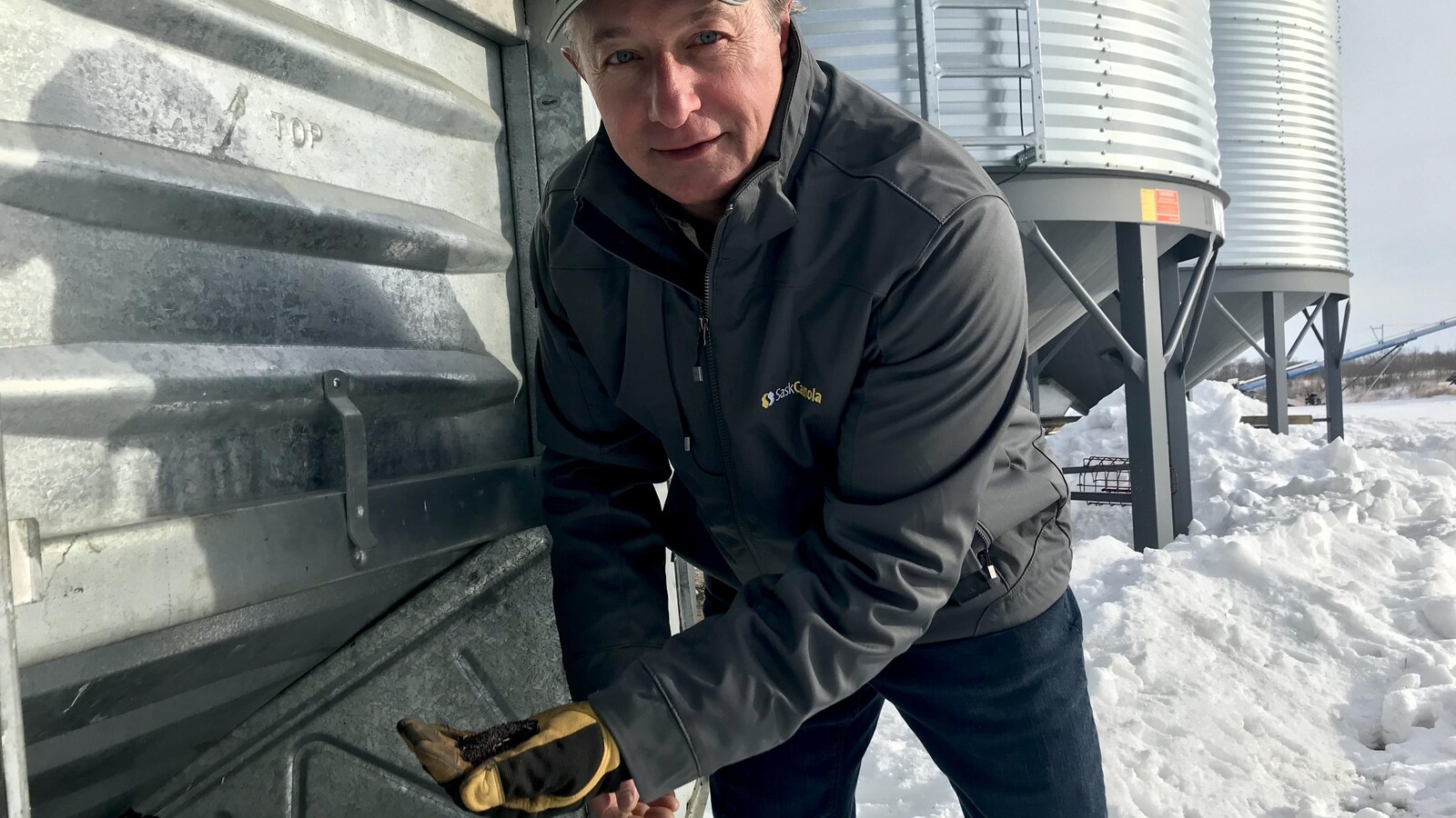 Gerry Hertz est montre des semences de canola.