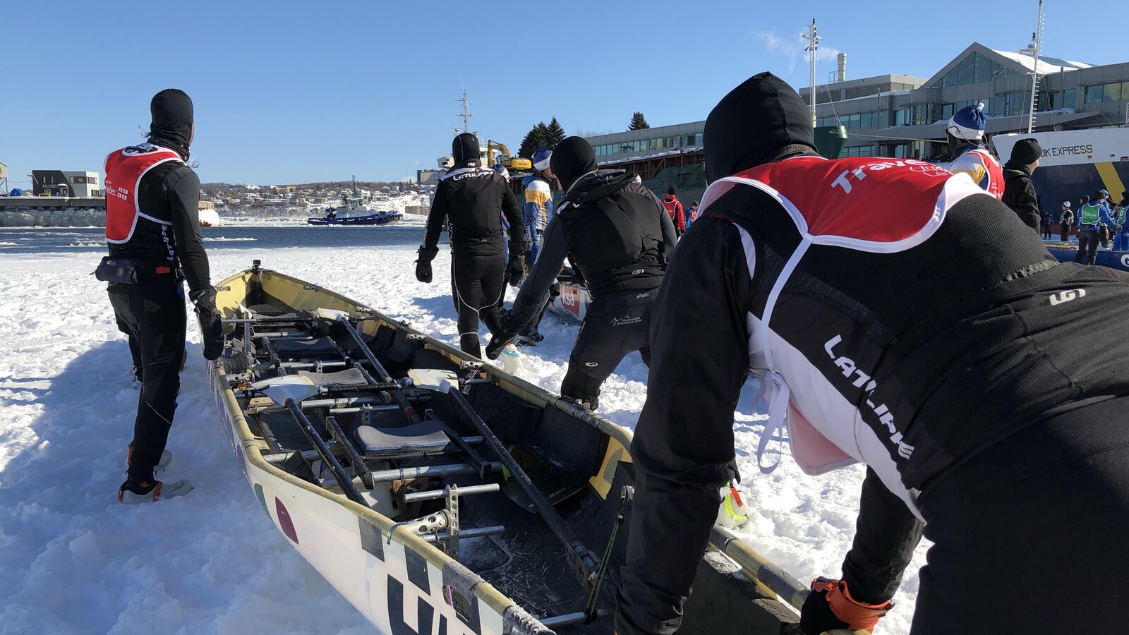 Une équipe de canot à glace se préparant à prendre d'assaut le fleuve