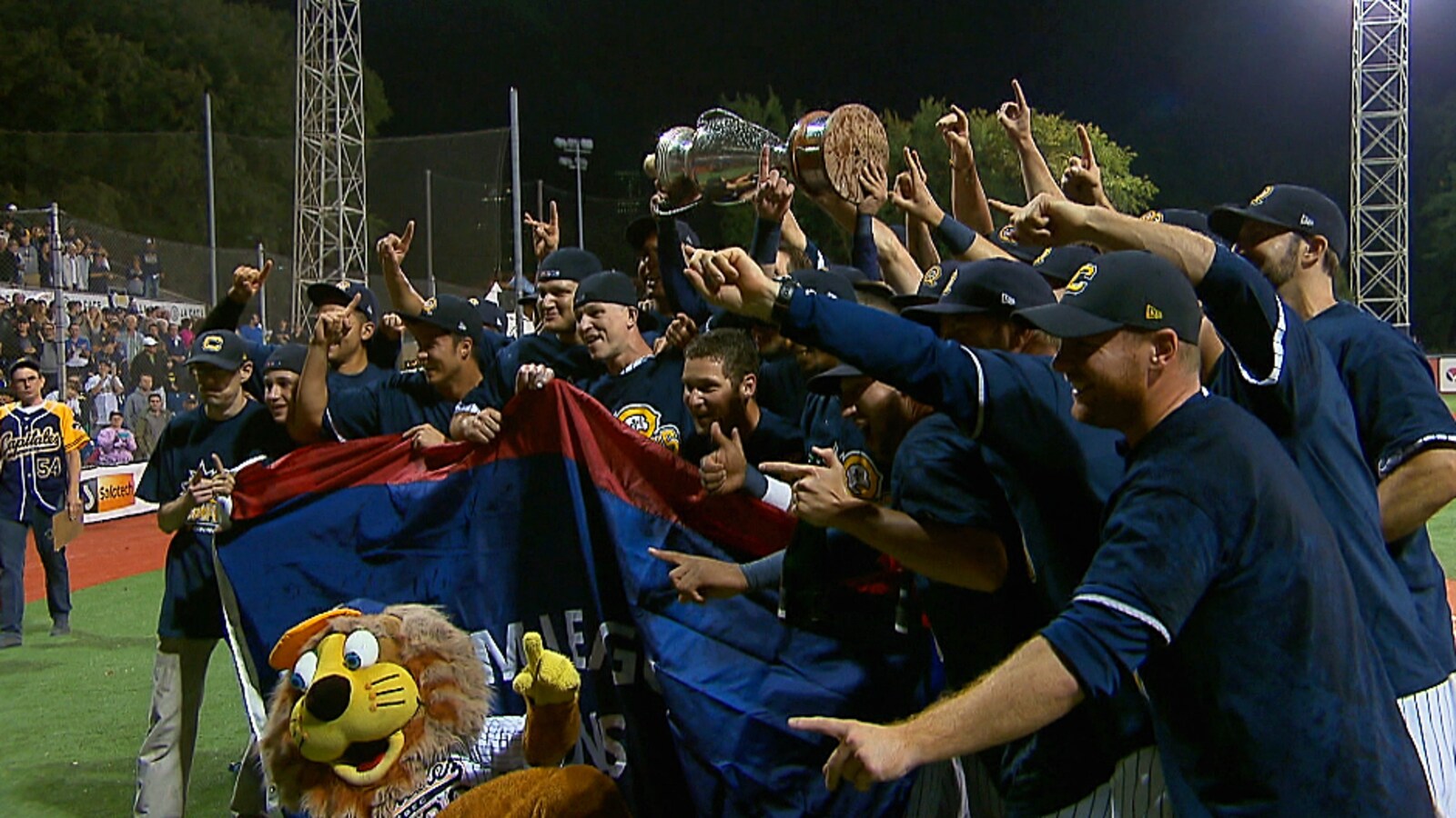Les Capitales avec le trophée de la Ligue Can-Am.