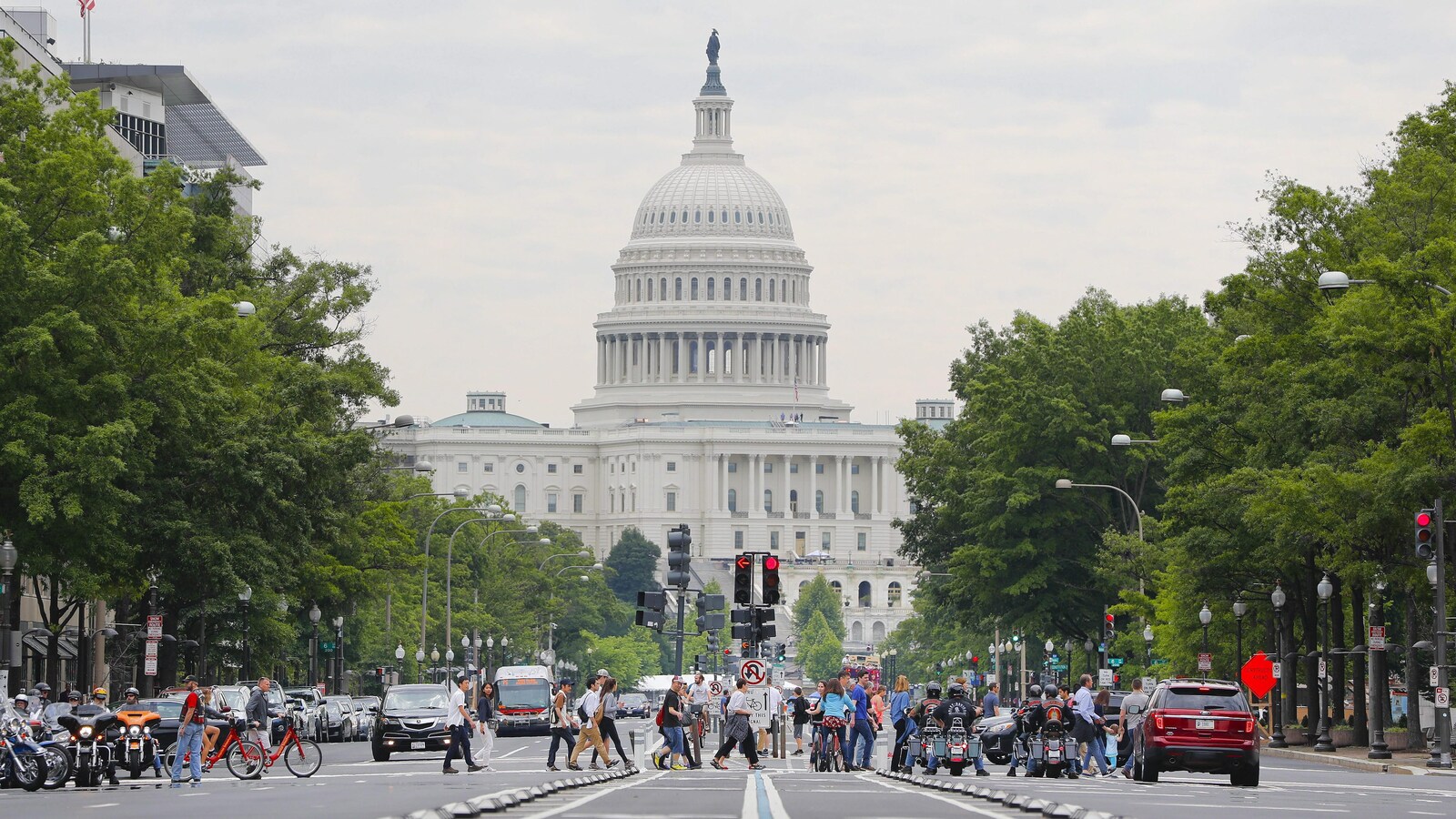 Une rue passante près du Capitole de Washington.