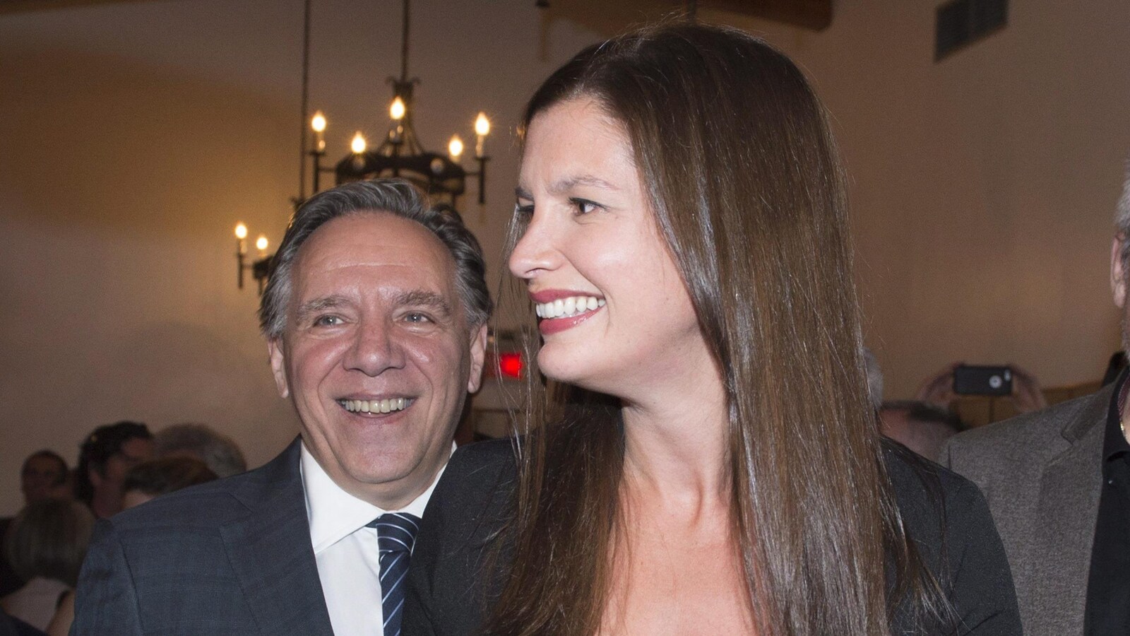 La candidate de la CAQ Geneviève Guilbault, en compagnie du chef de la CAQ François Legault, lors de sa victoire dans la circonscription de Louis-Hébert.