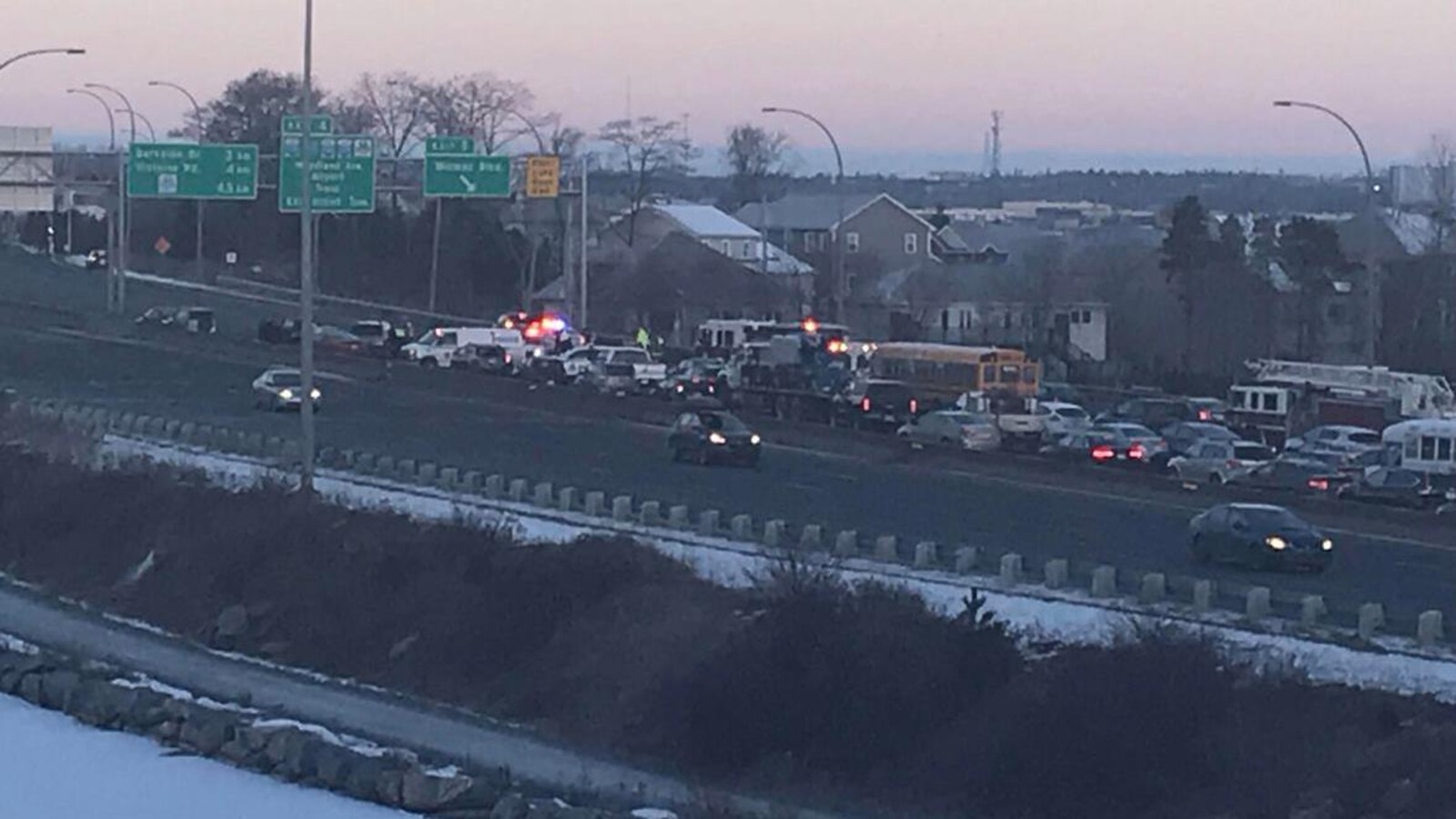 Des dizaines de véhicules immobilisés sur l'autoroute 111 à Dartmouth.
