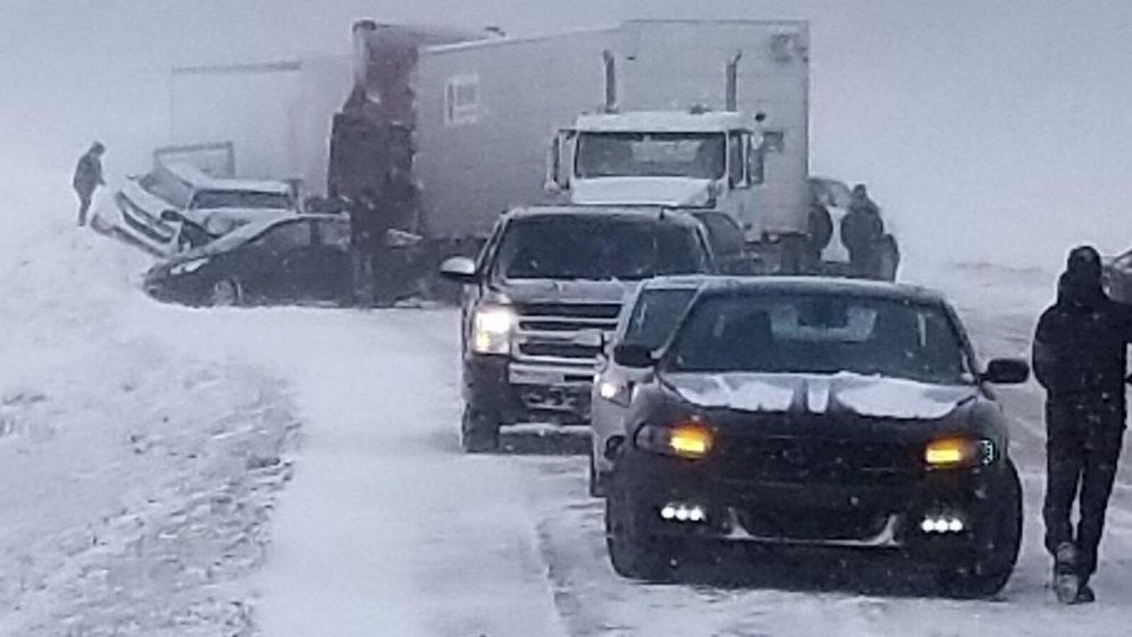 Des carcasses de voitures de camions-remorques sur la route enneigée