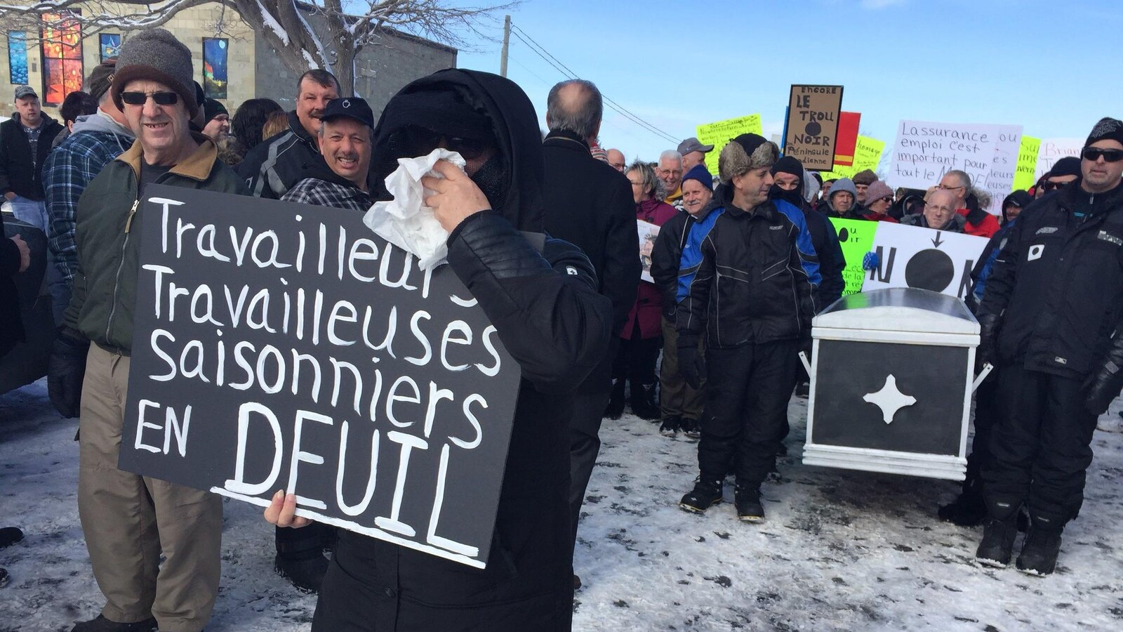 Des centaines de personnes marchent dans la rue.