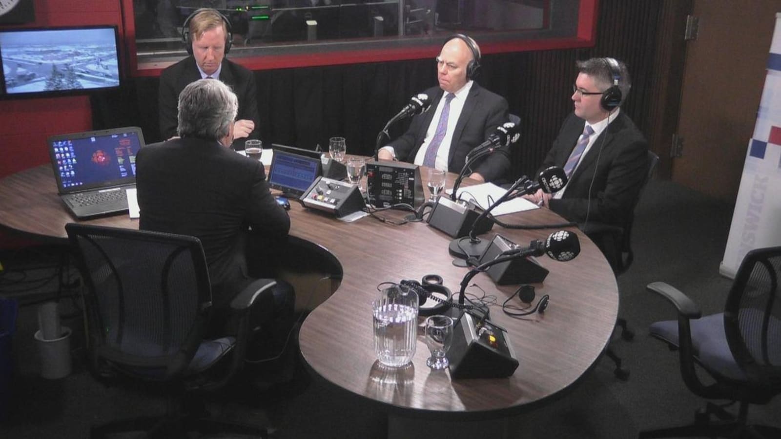 Les trois politiciens sont assis devant l'animateur dans le studio
