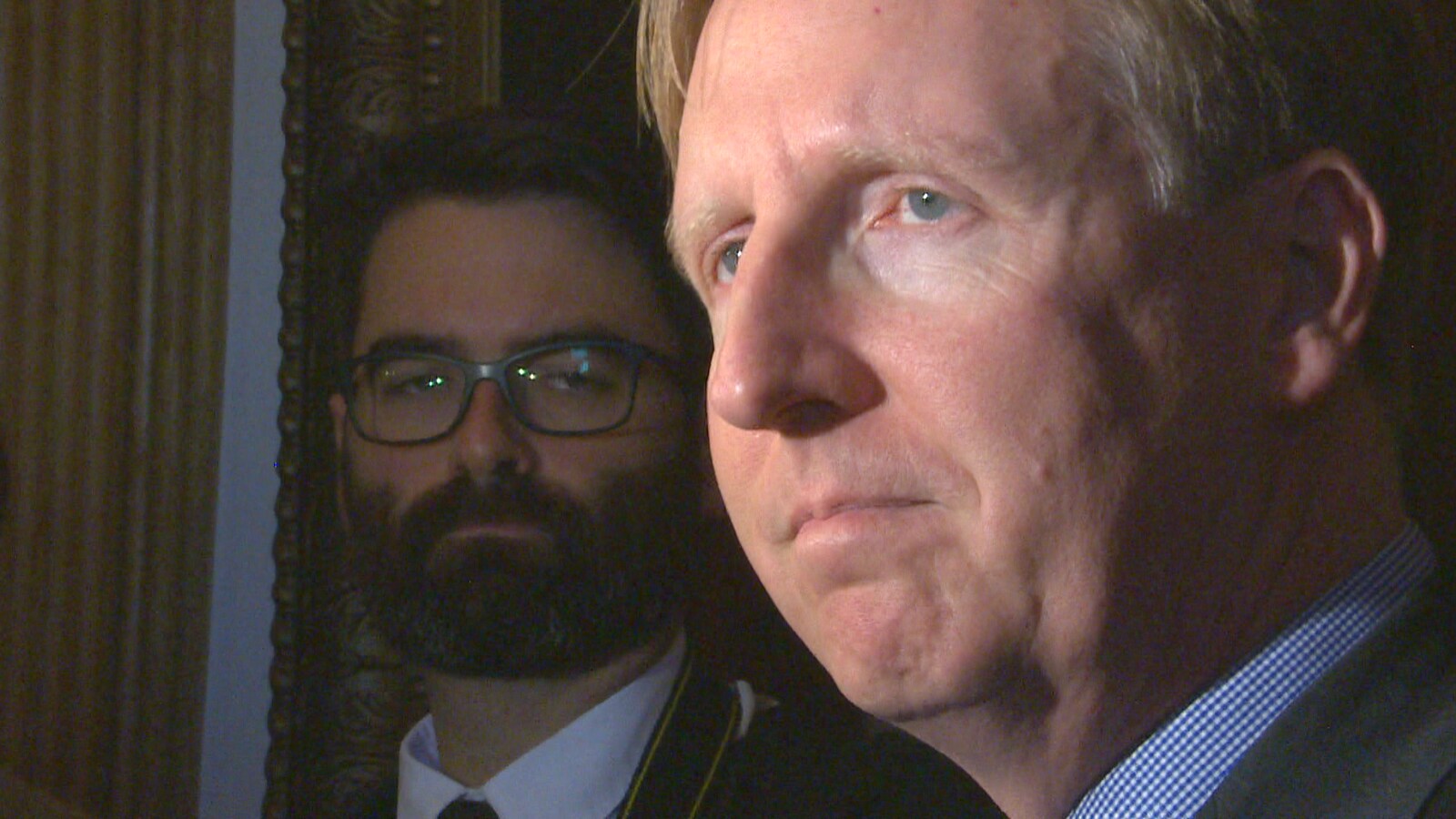 Dominic Cardy au milieu d'une mêlée de presse