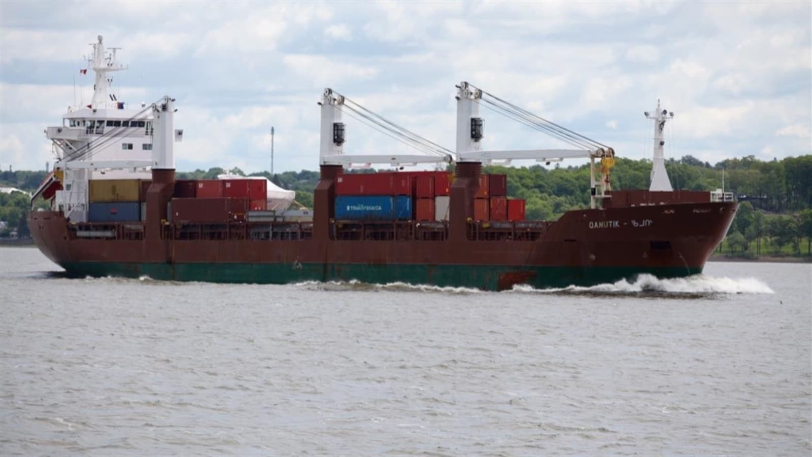 Un cargo sur le fleuve Saint-Laurent.