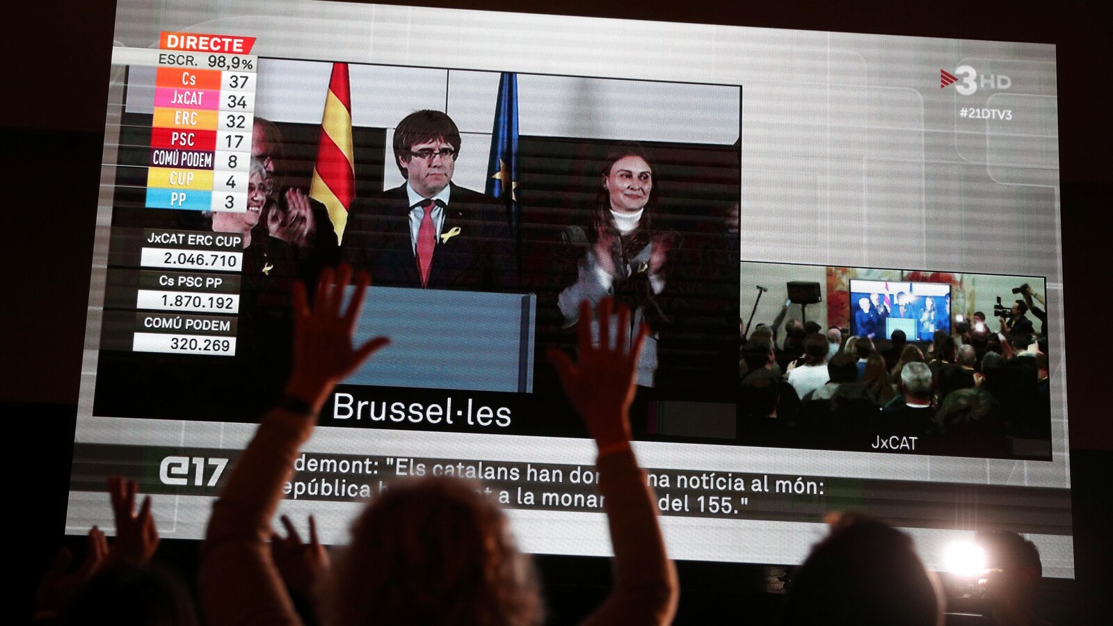 Image d'un écran géant où était projeté dans les rues de Barcelone le discours de Carles Puigdemont en direct de Bruxelles.