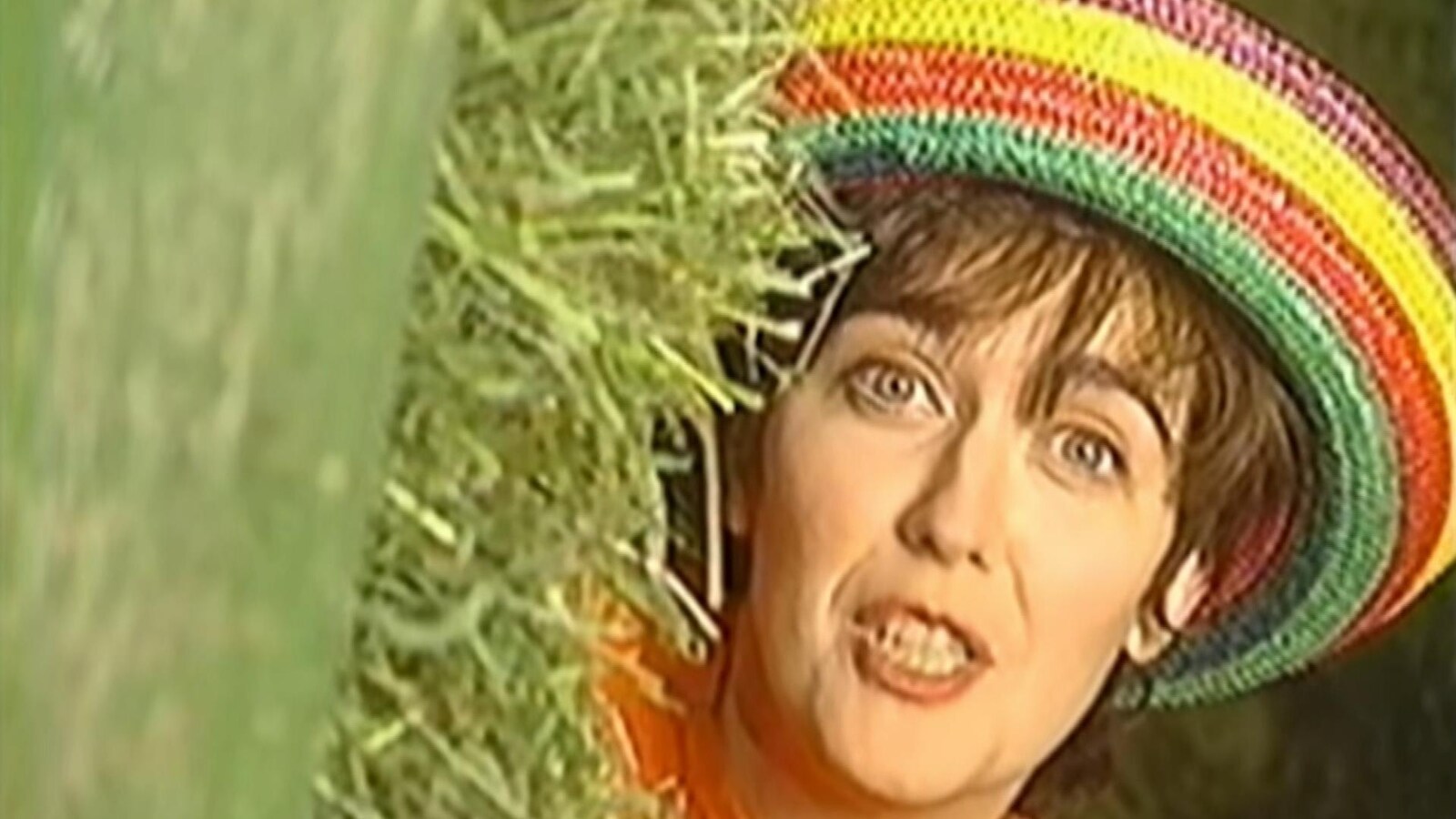 Carmen Campagne apparaît derrière une botte de foin dans un vidéoclip.