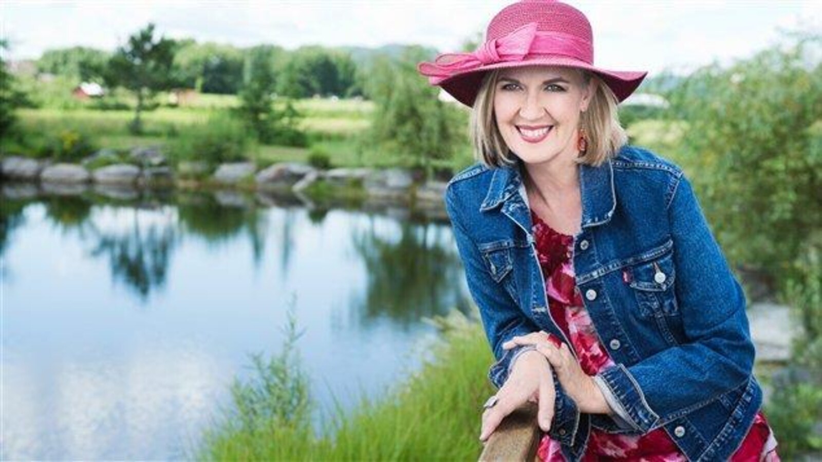 Une photo de Carmen Campagne dans un cadre champêtre.