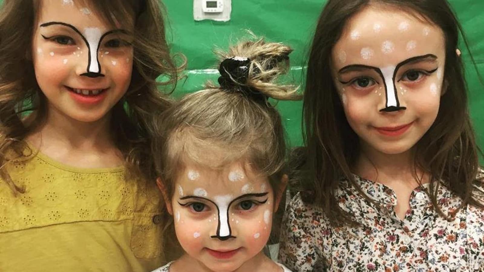 Trois fillettes maquillées.