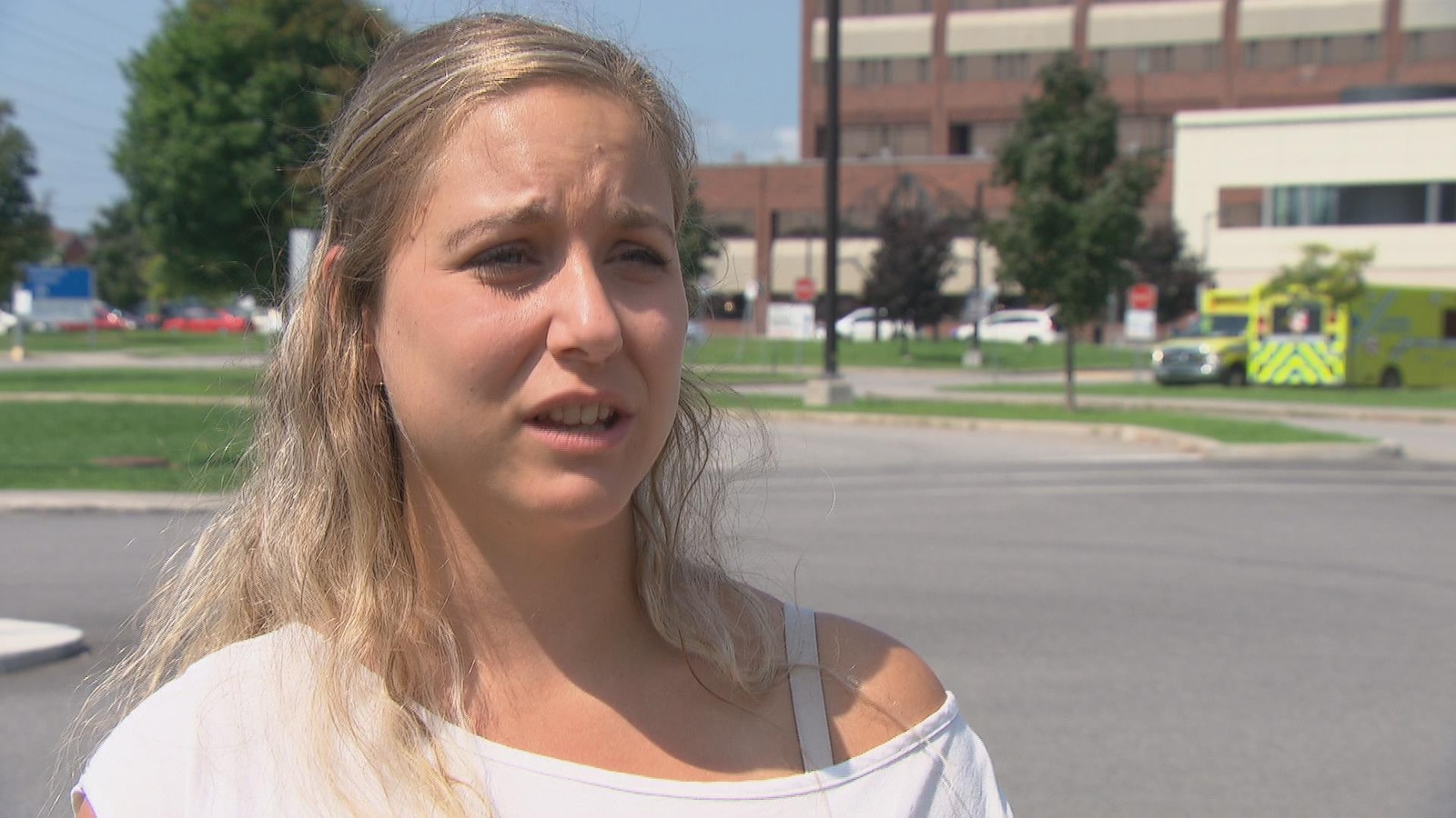 Caroline Dufour répond aux questions d'une journaliste devant l'Hôpital de Gatineau.