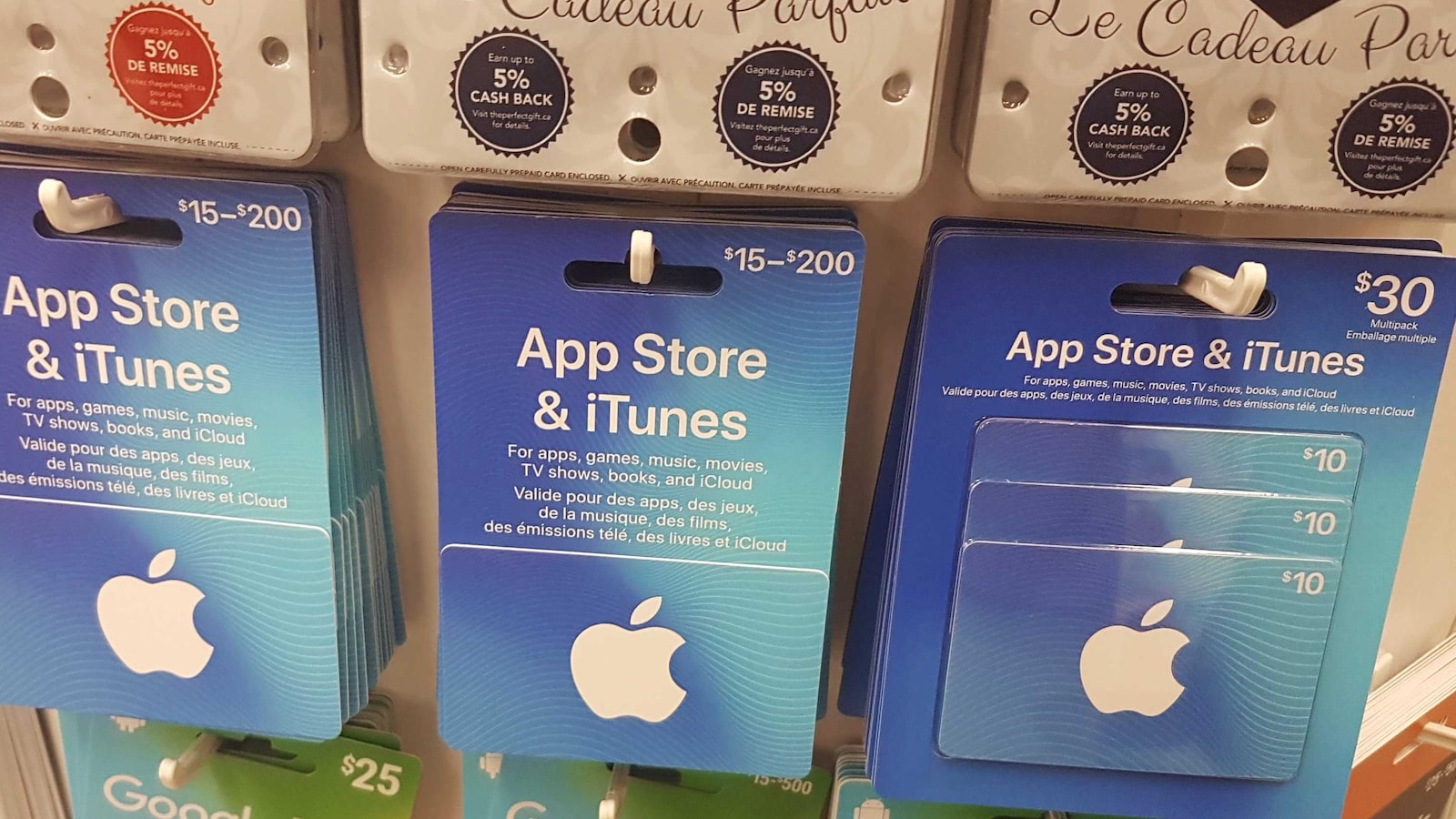 Des cartes prépayées App Store & iTunes dans un présentoir.