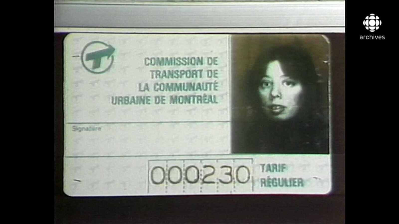 Carte d'abonnement mensuel identifée à la Commission de transport de la Communauté urbaine de Montréal avec un numéro de code et la photo d'une jeune femme dans le coin droit.