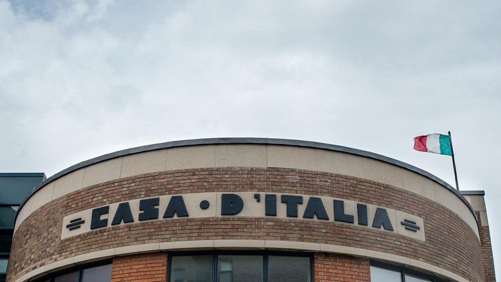 Façade de la Casa d'Italia sur le boulevard Jean-Talon, à Montréal.