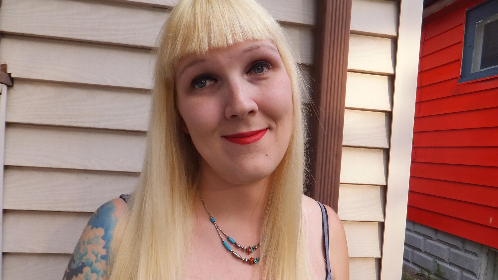 Portrait de Casey Plett, qui porte de longs cheveux blonds.
